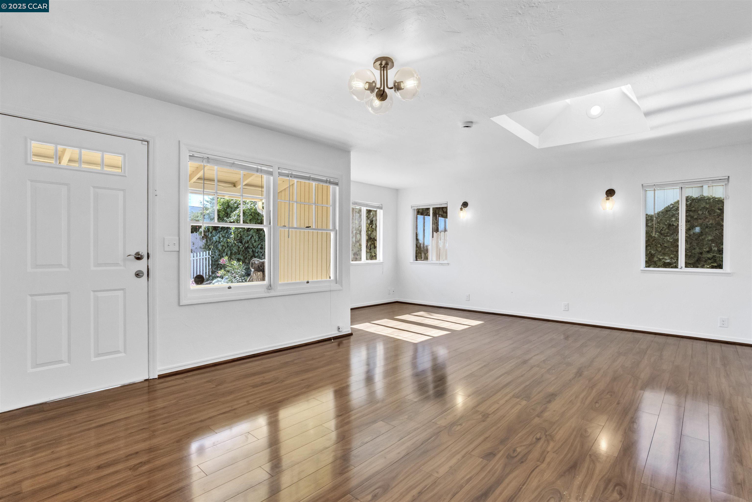 Detail Gallery Image 4 of 41 For 948 Jones Ave, Pinole,  CA 94564 - 3 Beds | 2 Baths