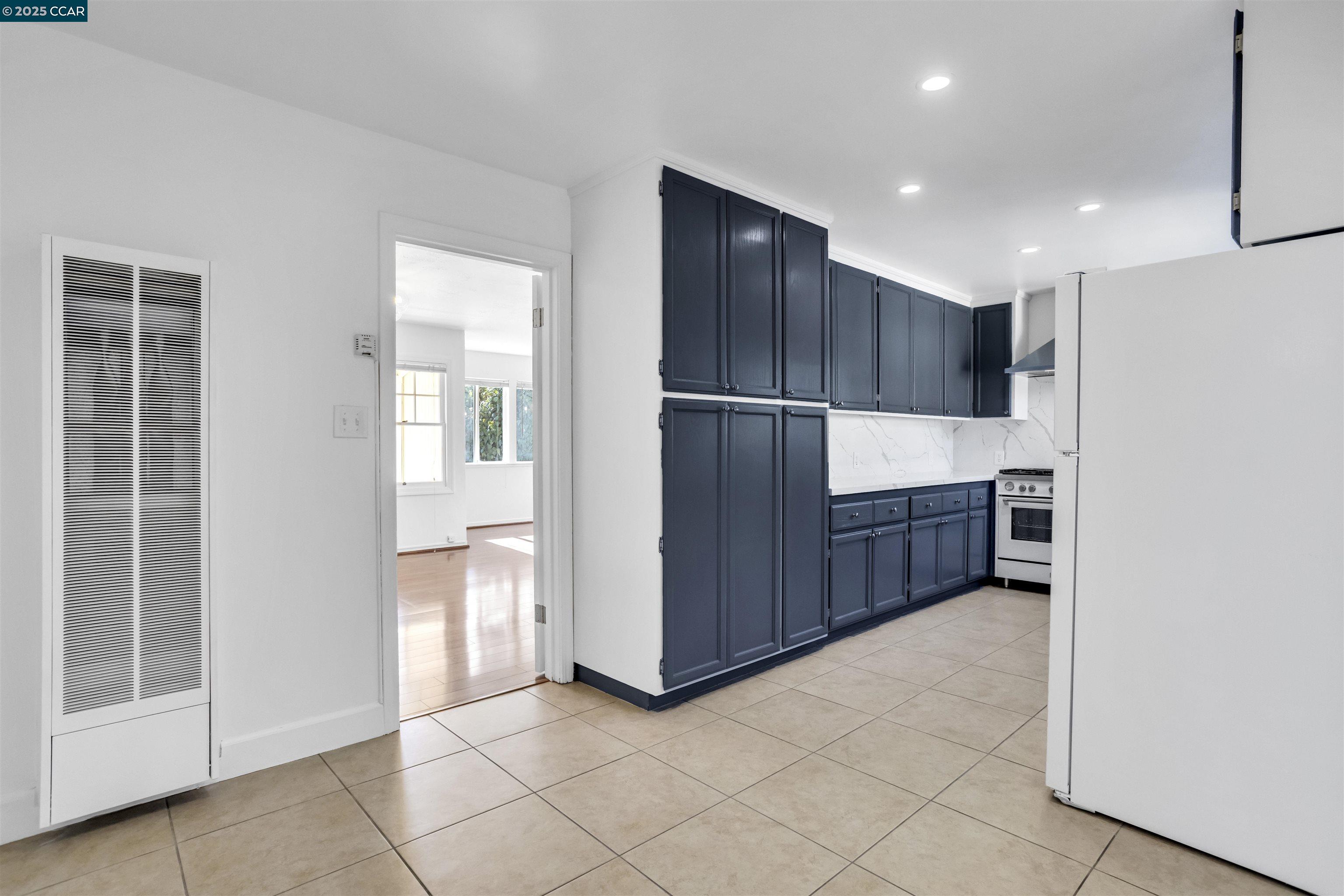 Detail Gallery Image 6 of 41 For 948 Jones Ave, Pinole,  CA 94564 - 3 Beds | 2 Baths