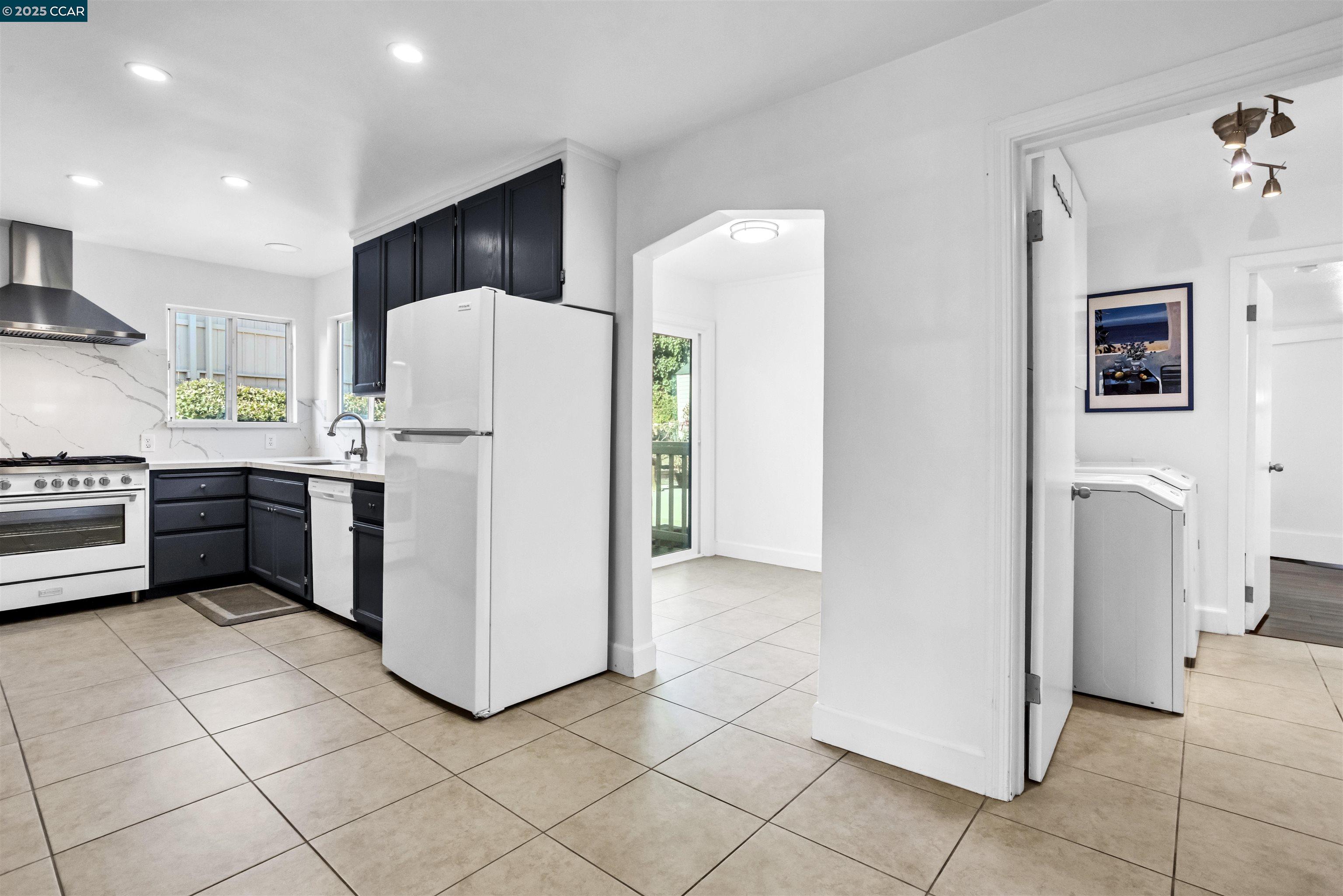 Detail Gallery Image 8 of 41 For 948 Jones Ave, Pinole,  CA 94564 - 3 Beds | 2 Baths
