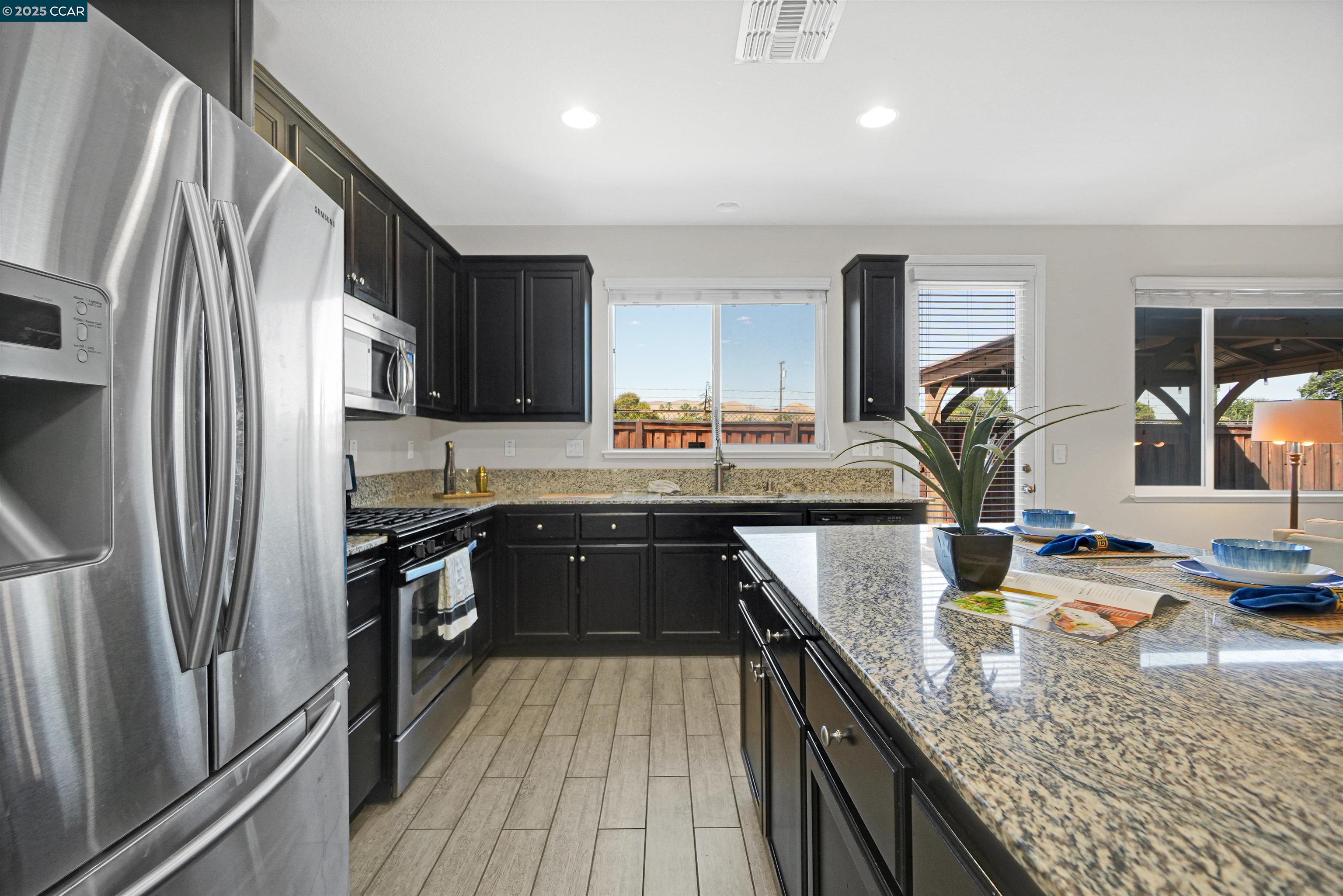 Detail Gallery Image 12 of 53 For 80 Greystone Pl, Pittsburg,  CA 94565 - 4 Beds | 2/1 Baths