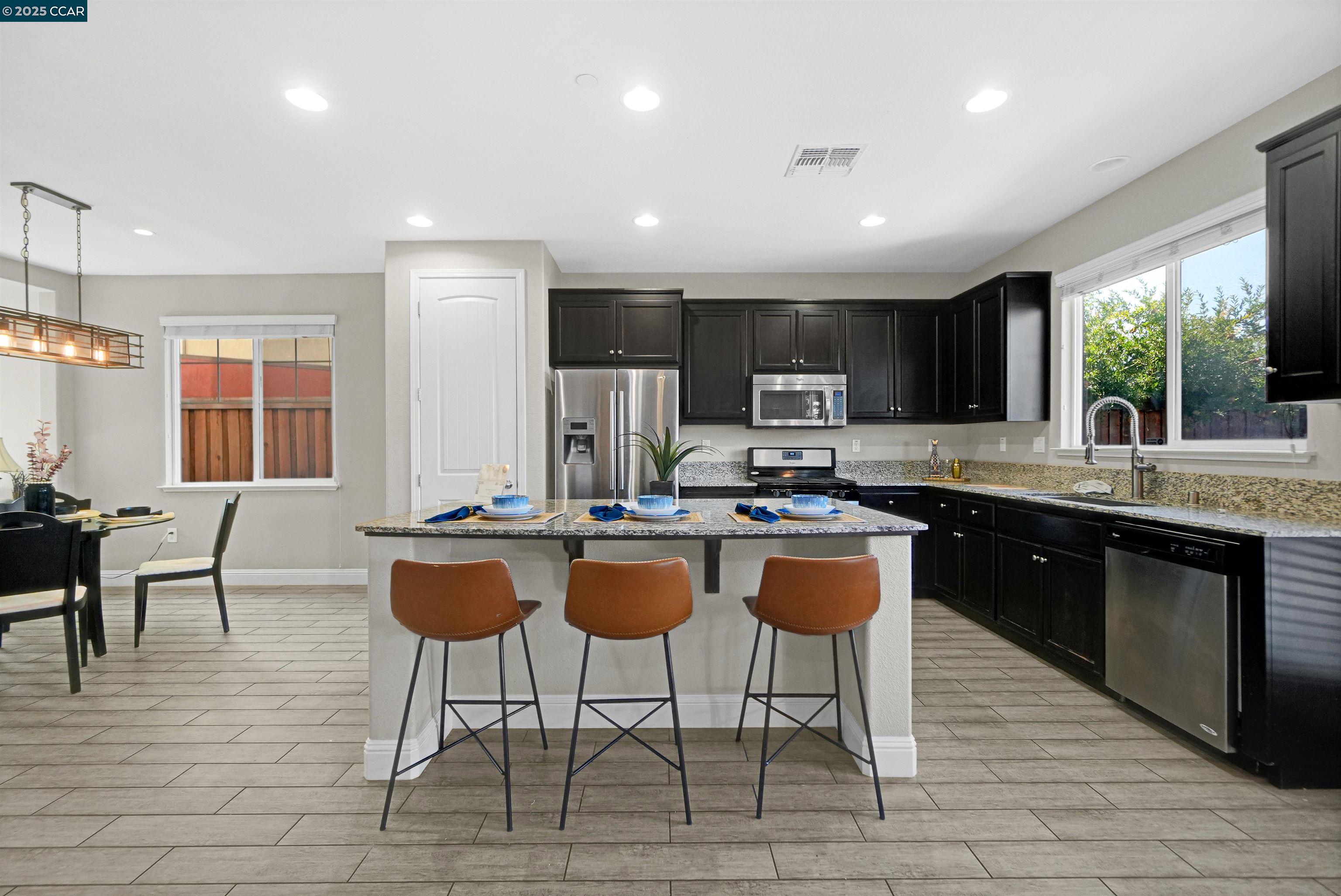 Detail Gallery Image 14 of 53 For 80 Greystone Pl, Pittsburg,  CA 94565 - 4 Beds | 2/1 Baths