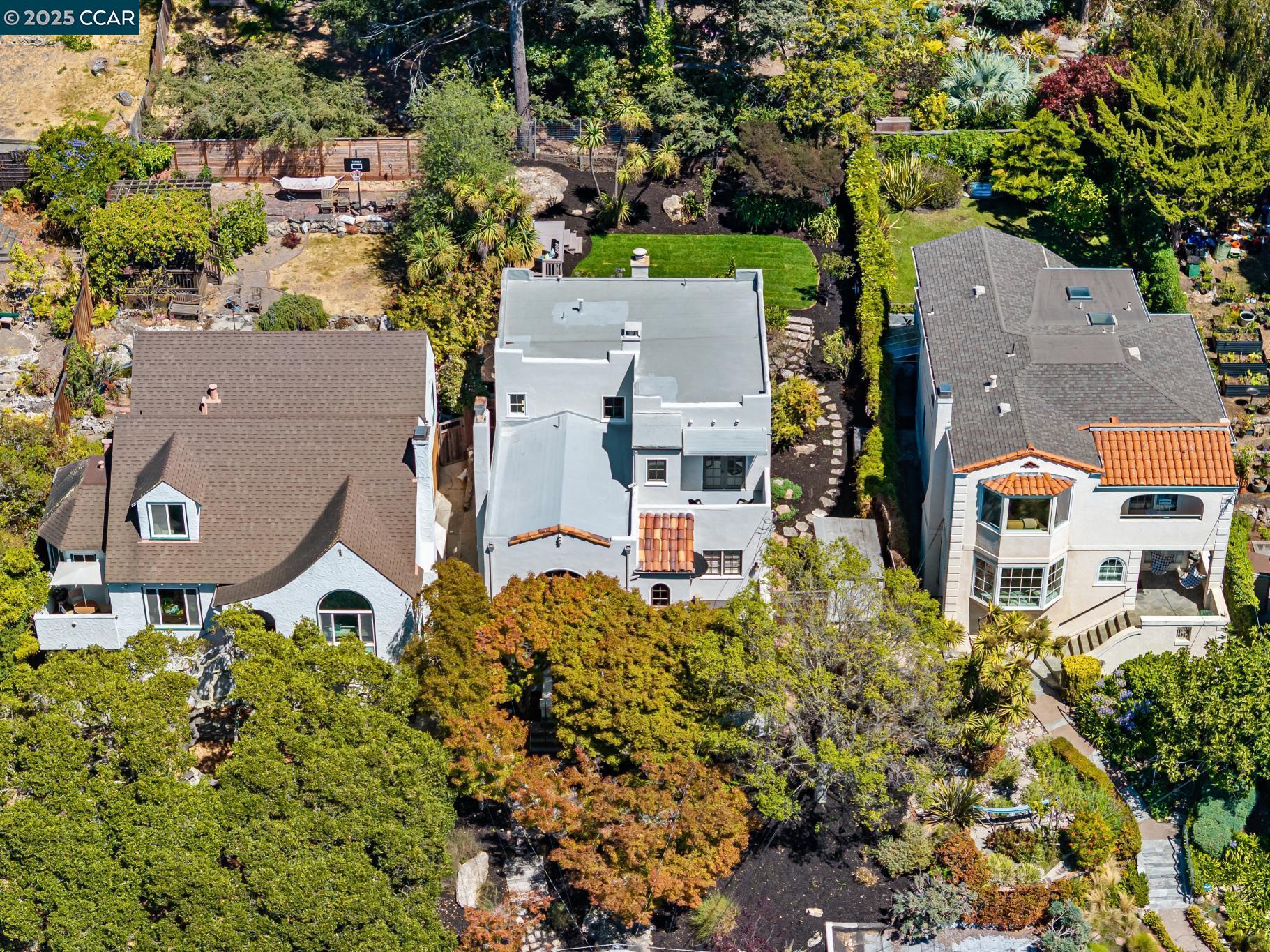 Detail Gallery Image 2 of 60 For 545 Colusa Ave, Berkeley,  CA 94707 - 3 Beds | 1/1 Baths