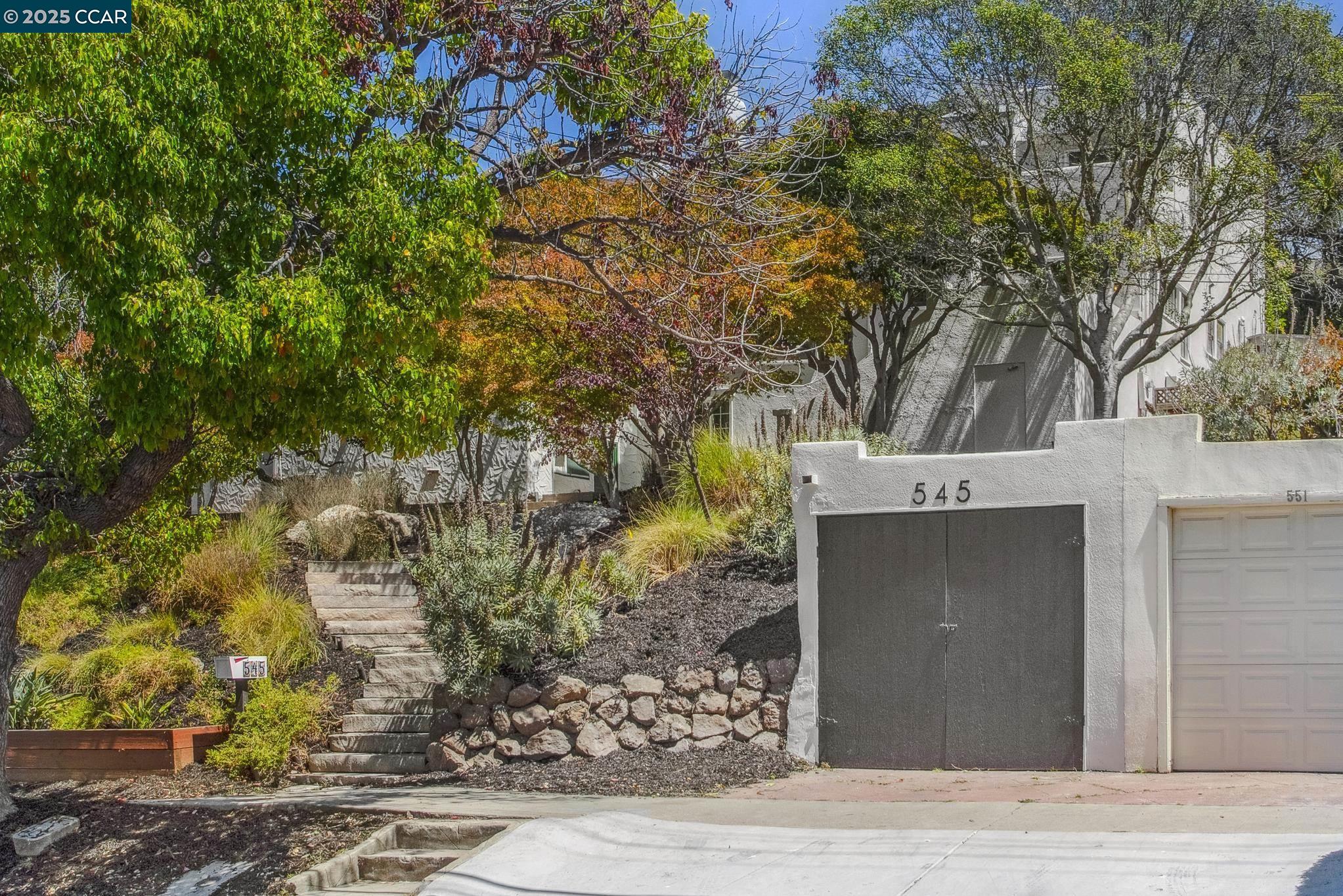 Detail Gallery Image 8 of 60 For 545 Colusa Ave, Berkeley,  CA 94707 - 3 Beds | 1/1 Baths