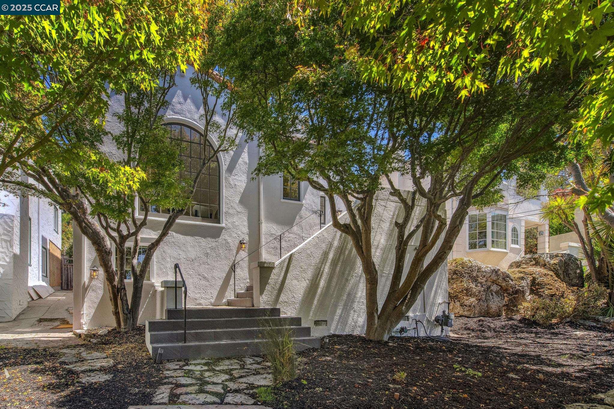 Detail Gallery Image 9 of 60 For 545 Colusa Ave, Berkeley,  CA 94707 - 3 Beds | 1/1 Baths