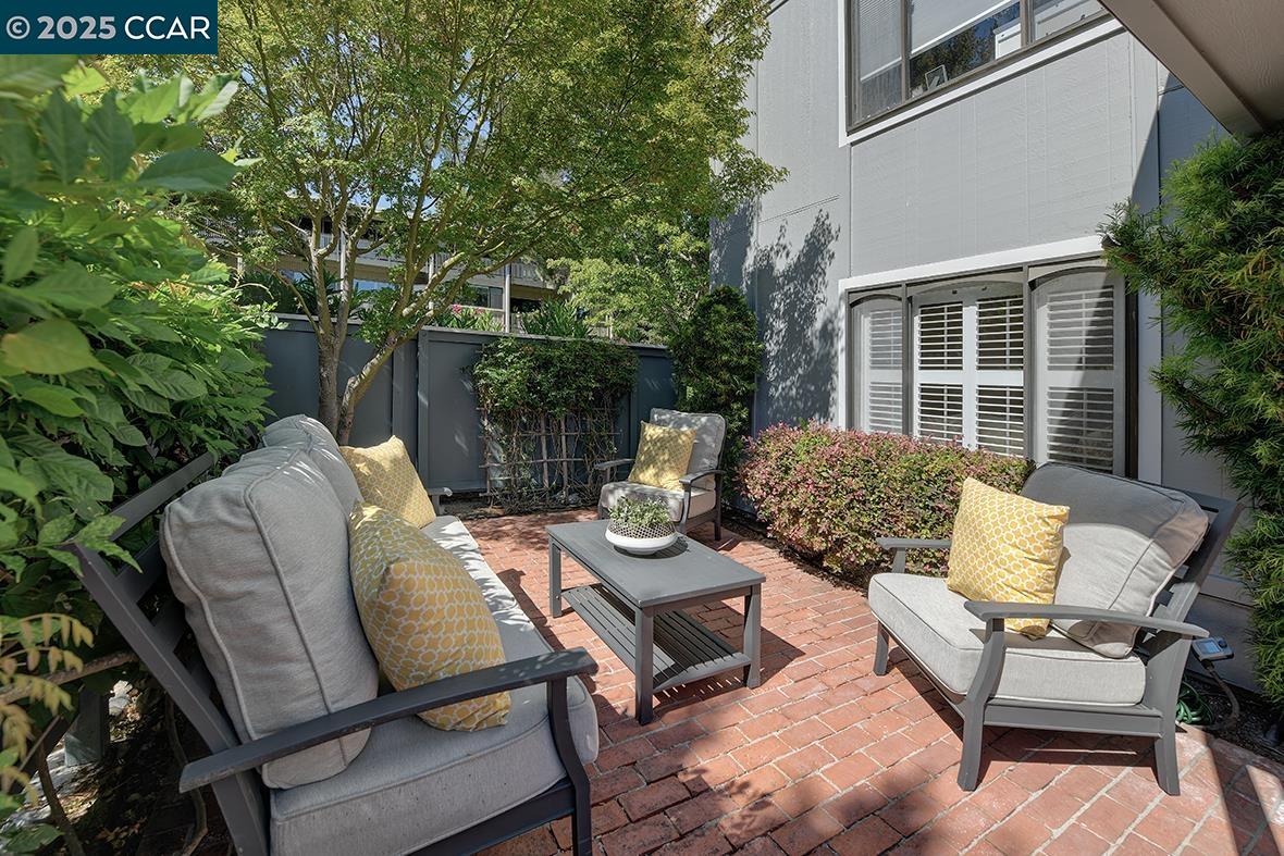 Detail Gallery Image 2 of 51 For 2321 Tice Creek Dr #2,  Walnut Creek,  CA 94595 - 2 Beds | 2 Baths