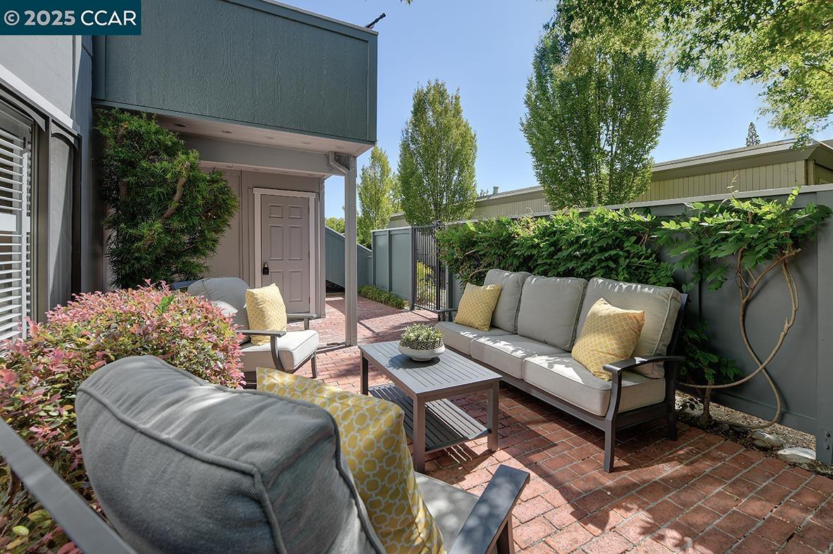 Detail Gallery Image 3 of 51 For 2321 Tice Creek Dr #2,  Walnut Creek,  CA 94595 - 2 Beds | 2 Baths