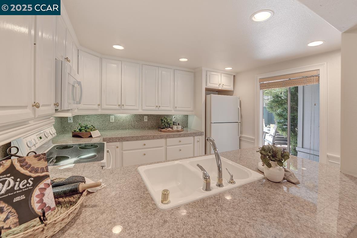 Detail Gallery Image 7 of 51 For 2321 Tice Creek Dr #2,  Walnut Creek,  CA 94595 - 2 Beds | 2 Baths
