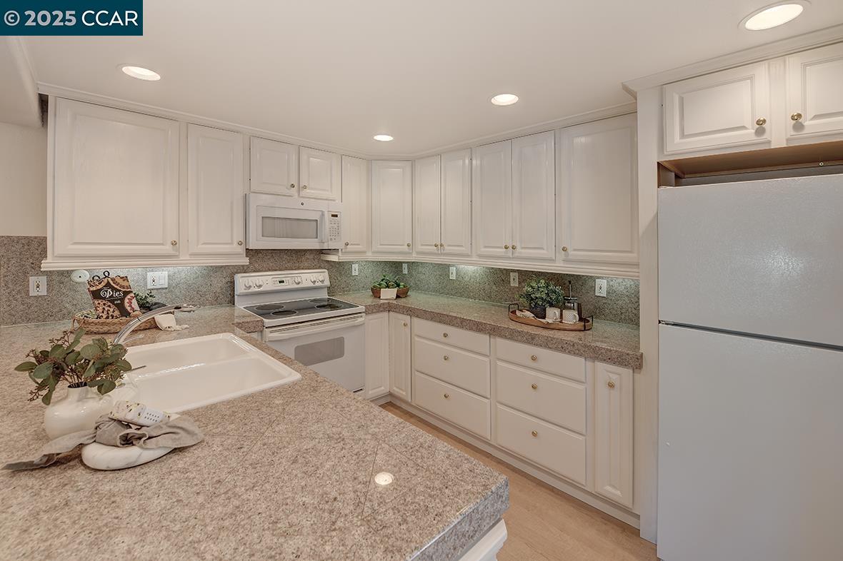 Detail Gallery Image 8 of 51 For 2321 Tice Creek Dr #2,  Walnut Creek,  CA 94595 - 2 Beds | 2 Baths