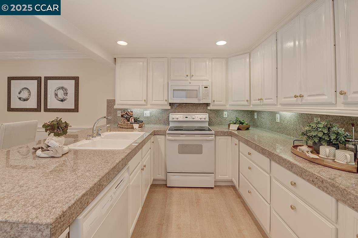 Detail Gallery Image 9 of 51 For 2321 Tice Creek Dr #2,  Walnut Creek,  CA 94595 - 2 Beds | 2 Baths