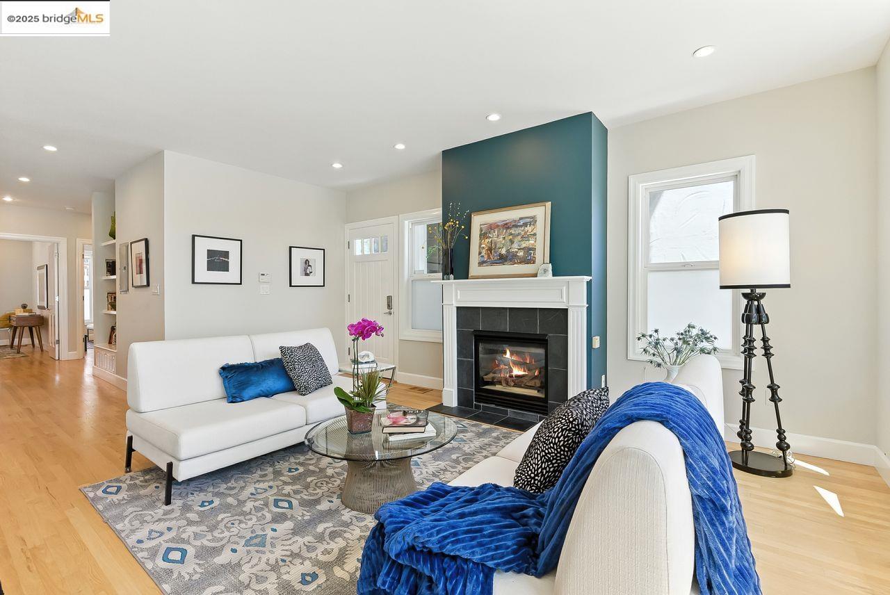 Detail Gallery Image 2 of 45 For 280 Monterey Blvd., San Francisco,  CA 94131 - 5 Beds | 3 Baths