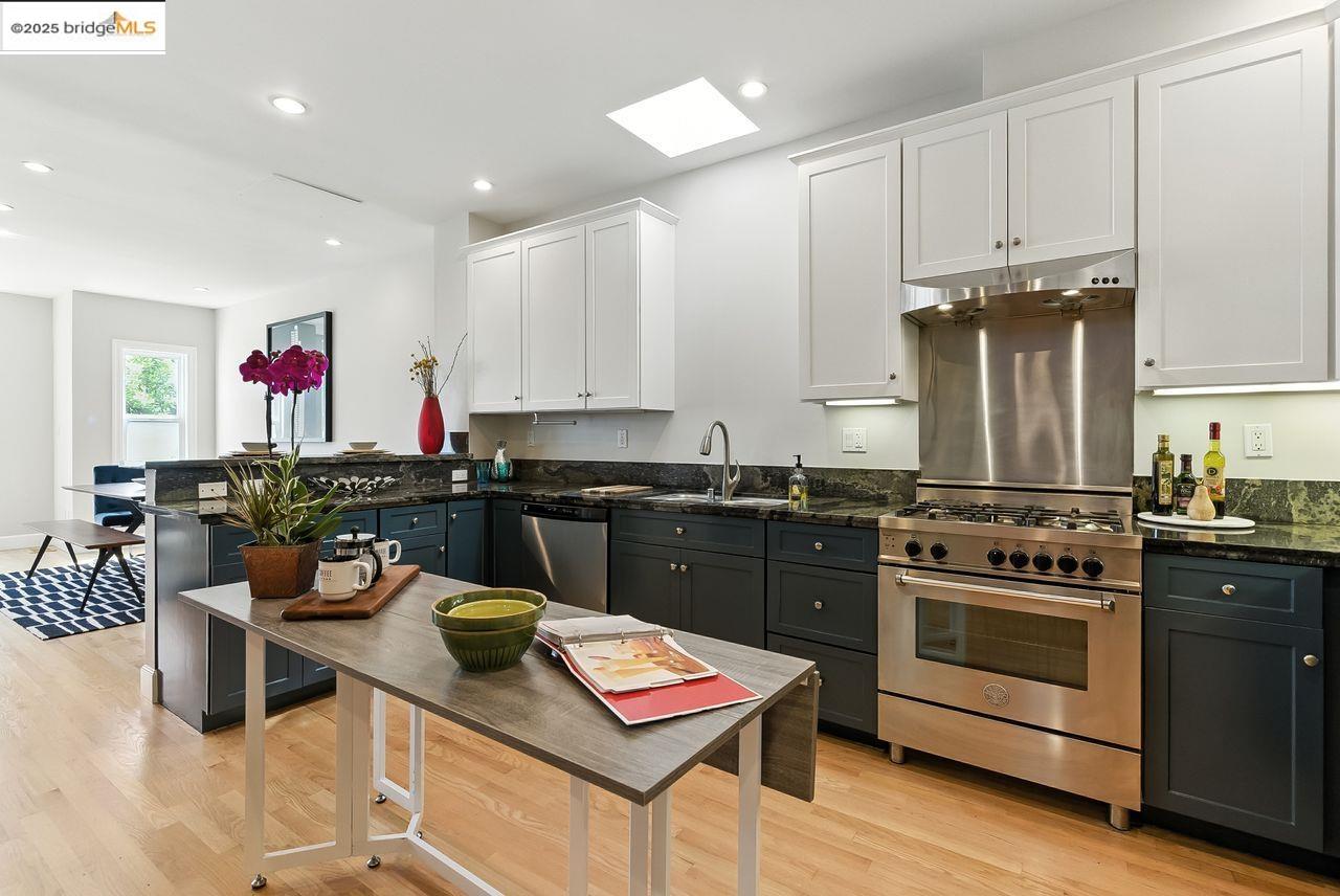 Detail Gallery Image 7 of 45 For 280 Monterey Blvd., San Francisco,  CA 94131 - 5 Beds | 3 Baths