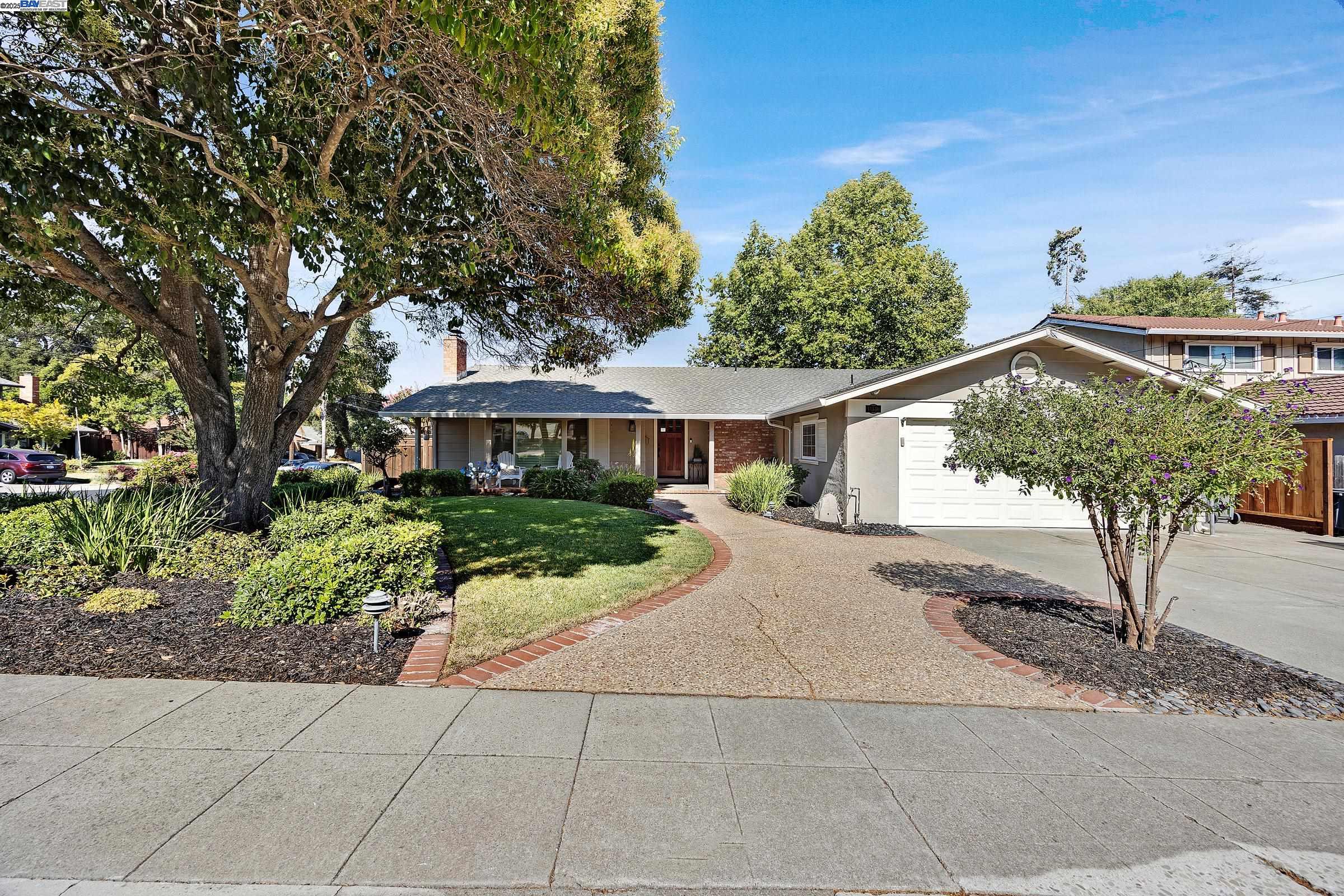 Detail Gallery Image 2 of 34 For 11530 Circle Way, Dublin,  CA 94568 - 4 Beds | 2 Baths