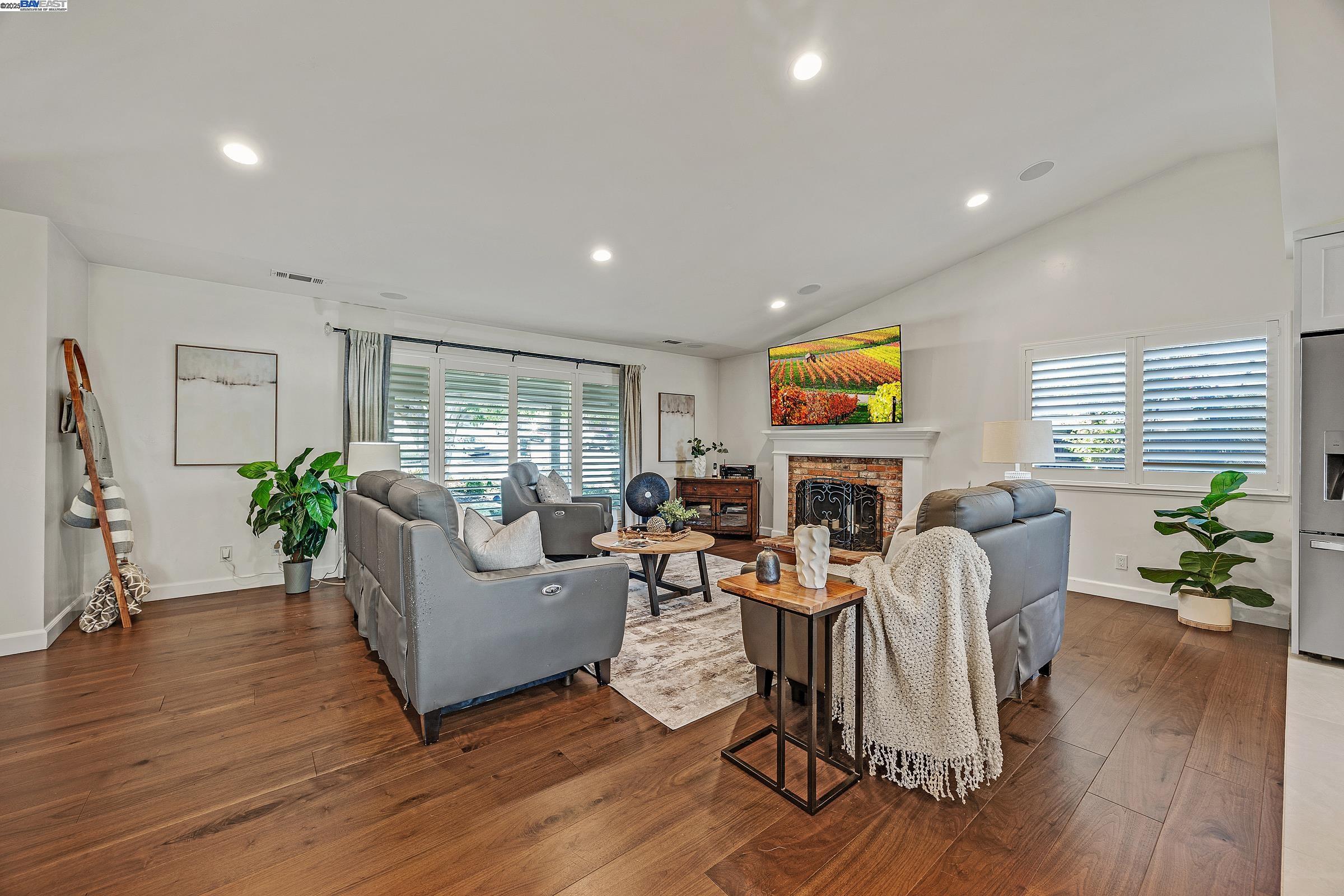 Detail Gallery Image 6 of 34 For 11530 Circle Way, Dublin,  CA 94568 - 4 Beds | 2 Baths