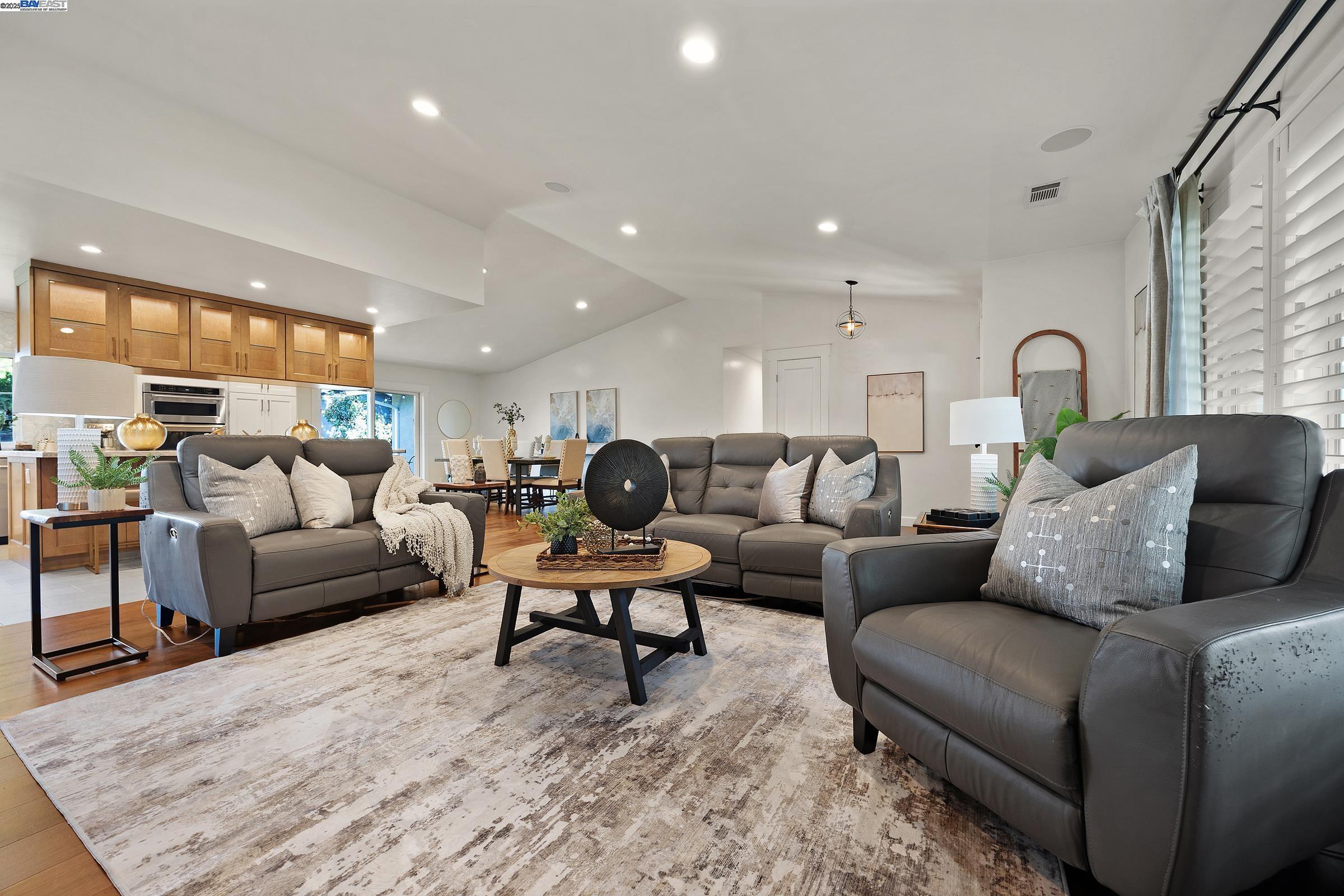 Detail Gallery Image 8 of 34 For 11530 Circle Way, Dublin,  CA 94568 - 4 Beds | 2 Baths