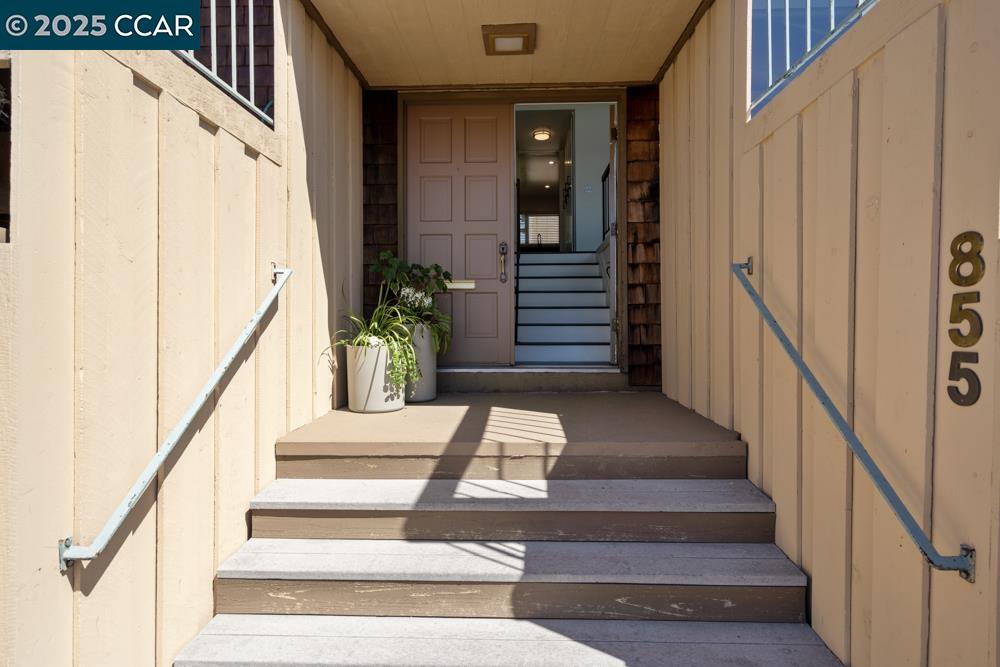 Detail Gallery Image 2 of 48 For 855 Portola Ave, Alameda,  CA 94501 - 2 Beds | 2 Baths