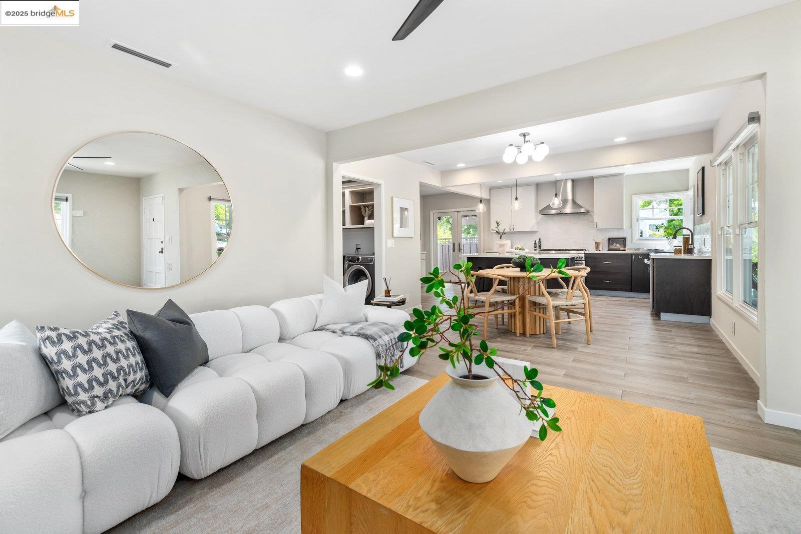 Detail Gallery Image 3 of 42 For 100 Covington St, Oakland,  CA 94605 - 3 Beds | 2 Baths