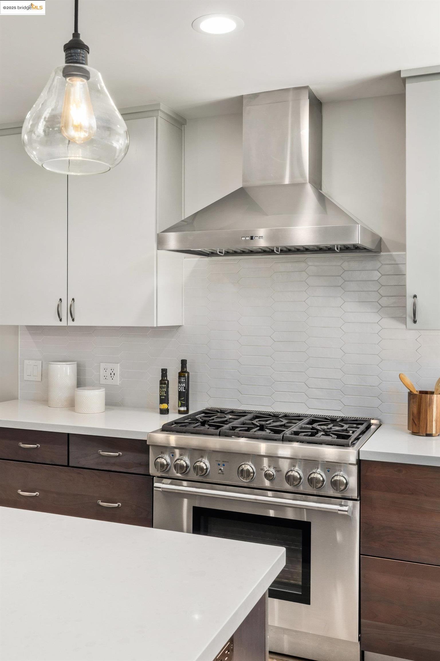 Detail Gallery Image 10 of 42 For 100 Covington St, Oakland,  CA 94605 - 3 Beds | 2 Baths