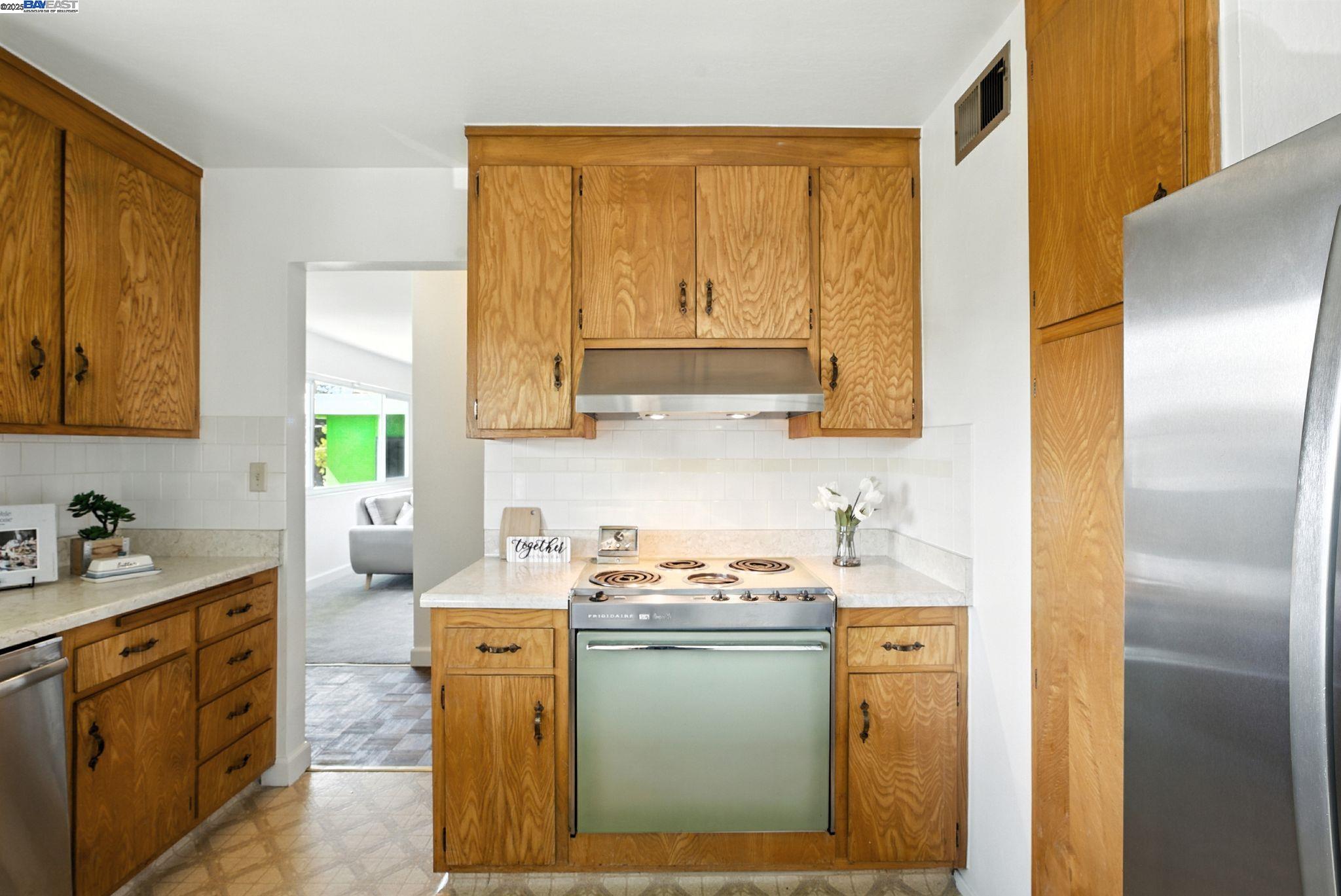 Detail Gallery Image 16 of 44 For 3101 61st Ave, Oakland,  CA 94605 - 9 Beds | 5 Baths