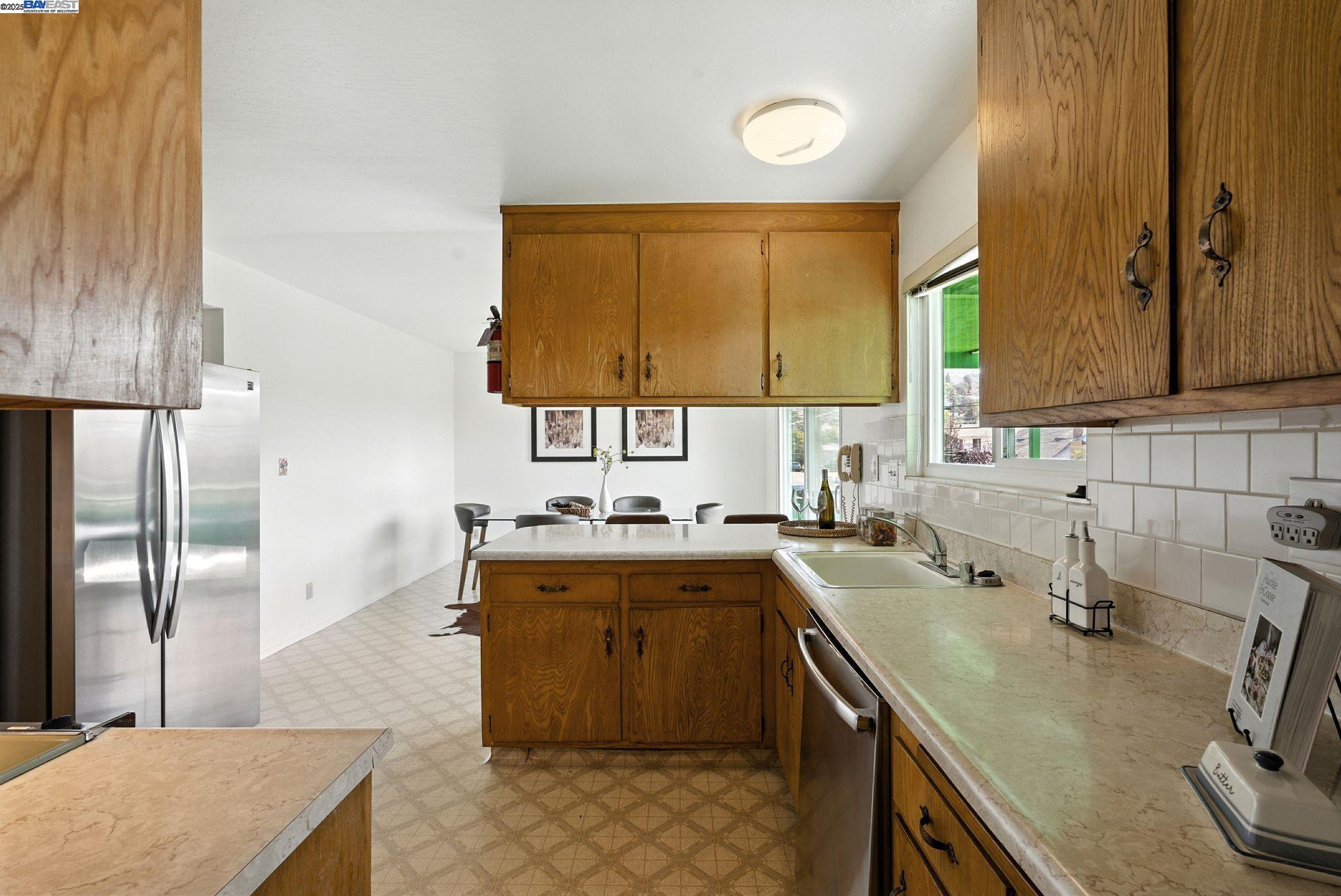Detail Gallery Image 18 of 44 For 3101 61st Ave, Oakland,  CA 94605 - 9 Beds | 5 Baths
