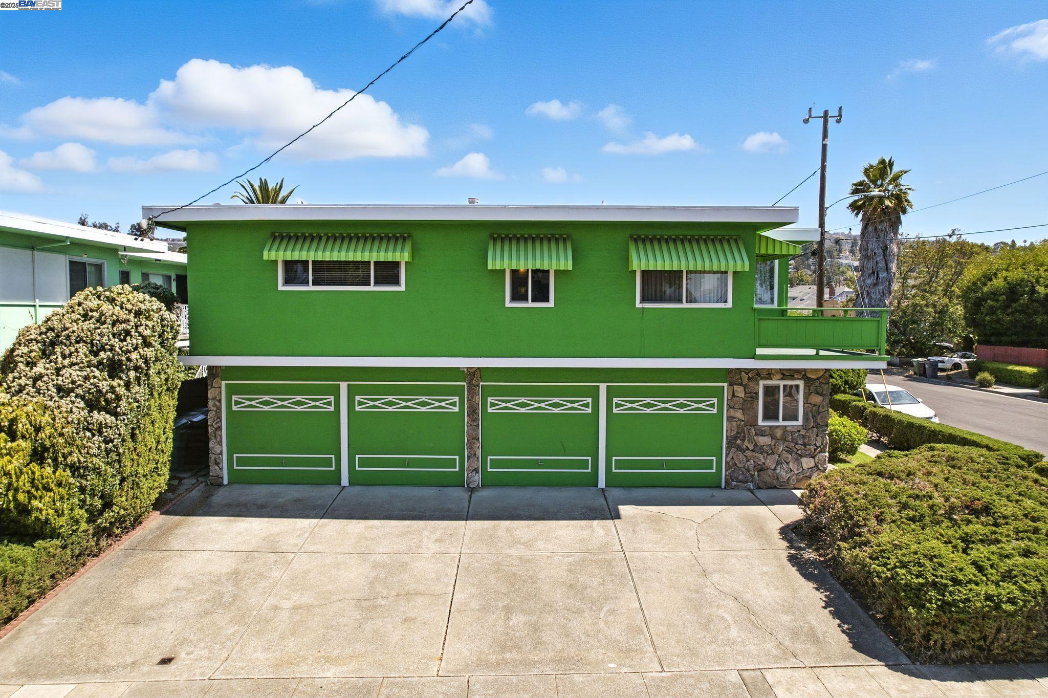 Detail Gallery Image 3 of 44 For 3101 61st Ave, Oakland,  CA 94605 - 9 Beds | 5 Baths