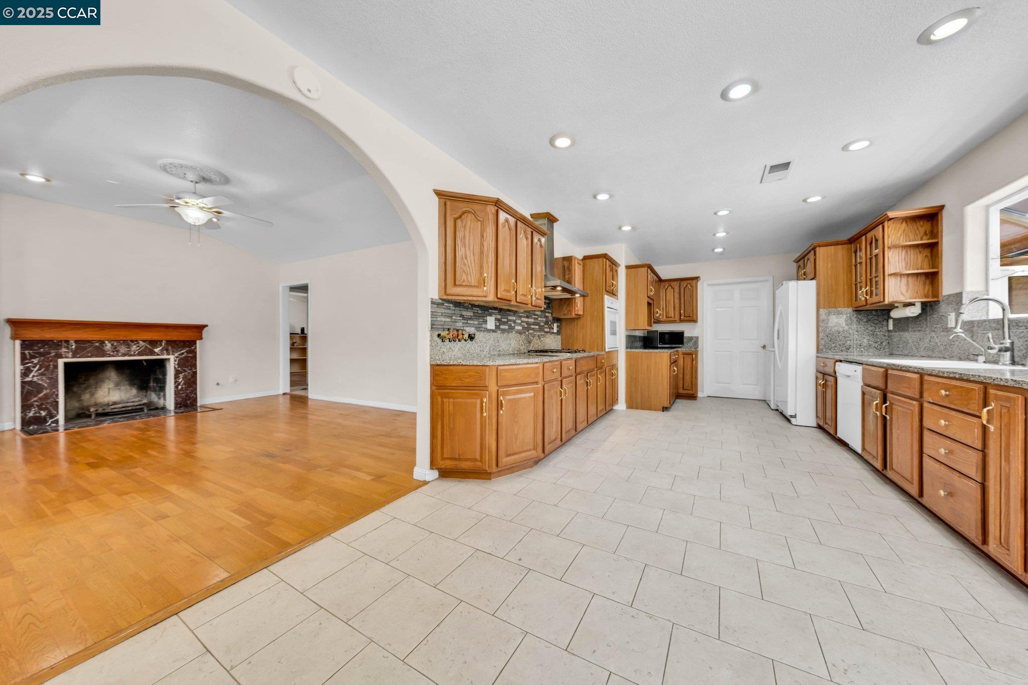 Detail Gallery Image 11 of 57 For 18127 Madison Ave, Castro Valley,  CA 94546 - 9 Beds | 5/1 Baths