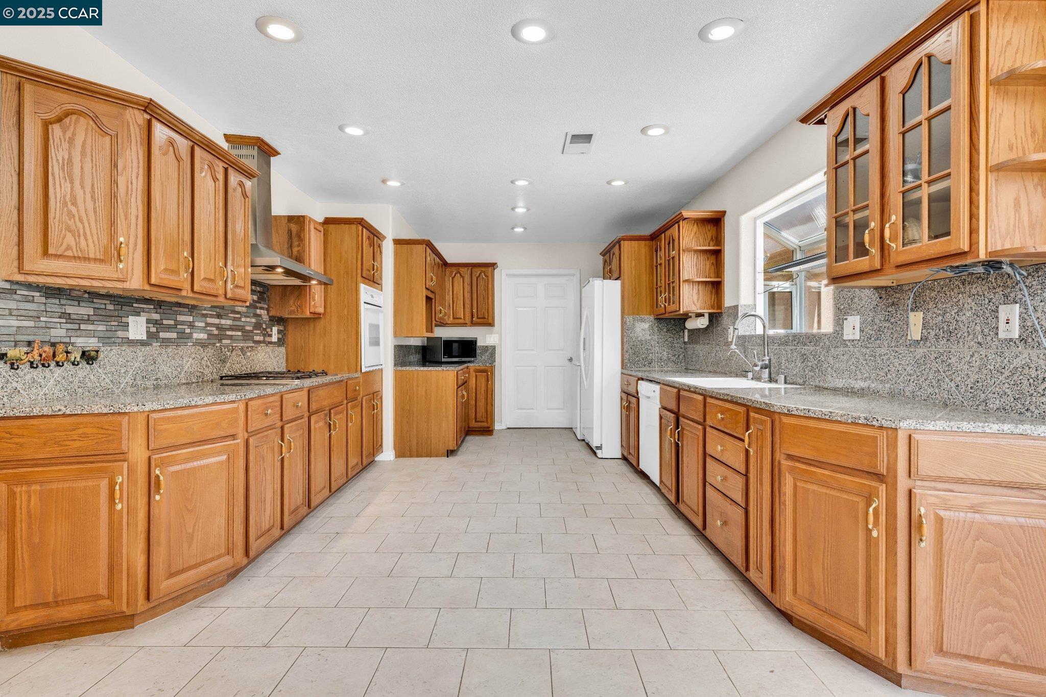 Detail Gallery Image 12 of 57 For 18127 Madison Ave, Castro Valley,  CA 94546 - 9 Beds | 5/1 Baths