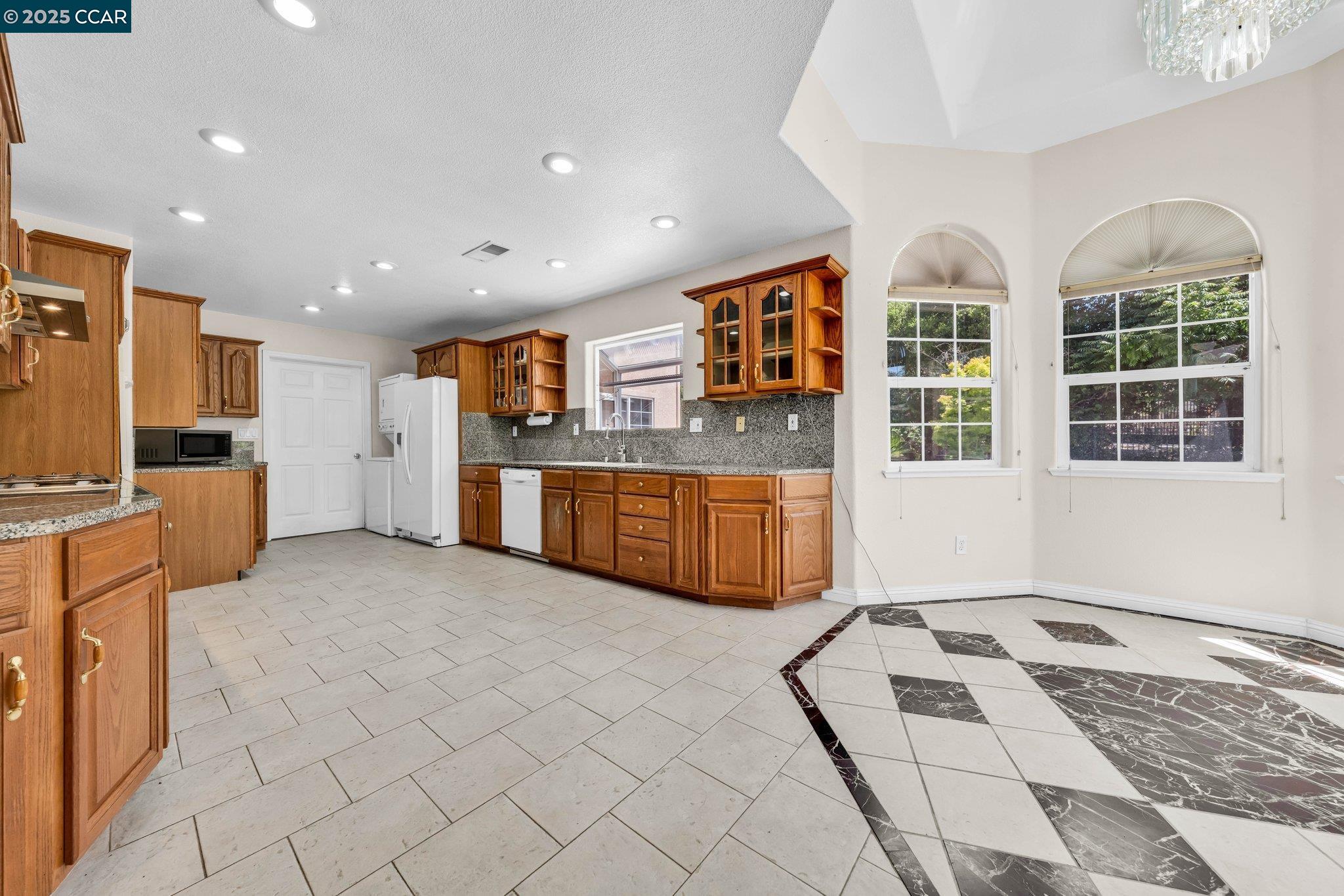 Detail Gallery Image 13 of 57 For 18127 Madison Ave, Castro Valley,  CA 94546 - 9 Beds | 5/1 Baths