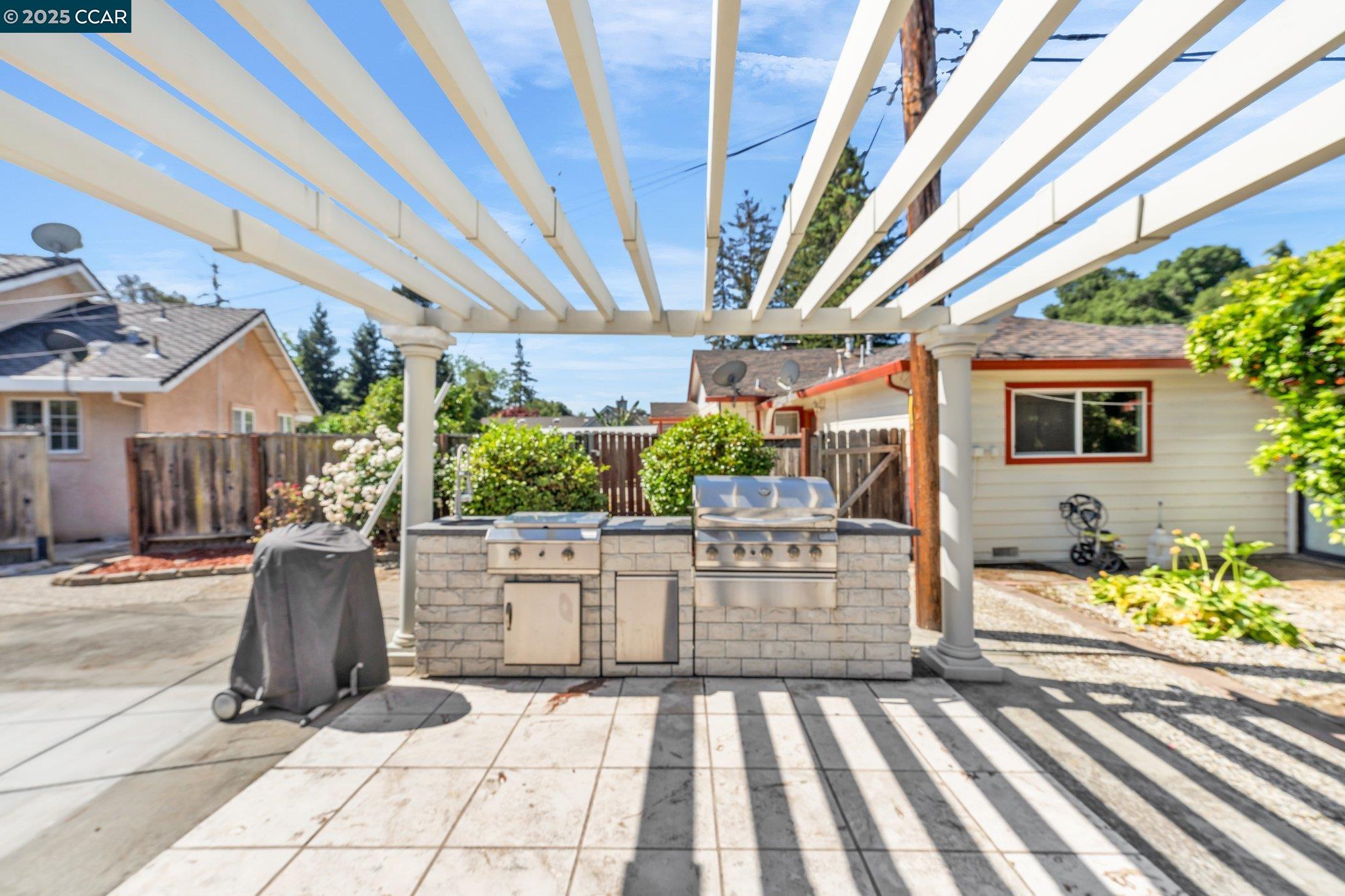 Detail Gallery Image 34 of 57 For 18127 Madison Ave, Castro Valley,  CA 94546 - 9 Beds | 5/1 Baths