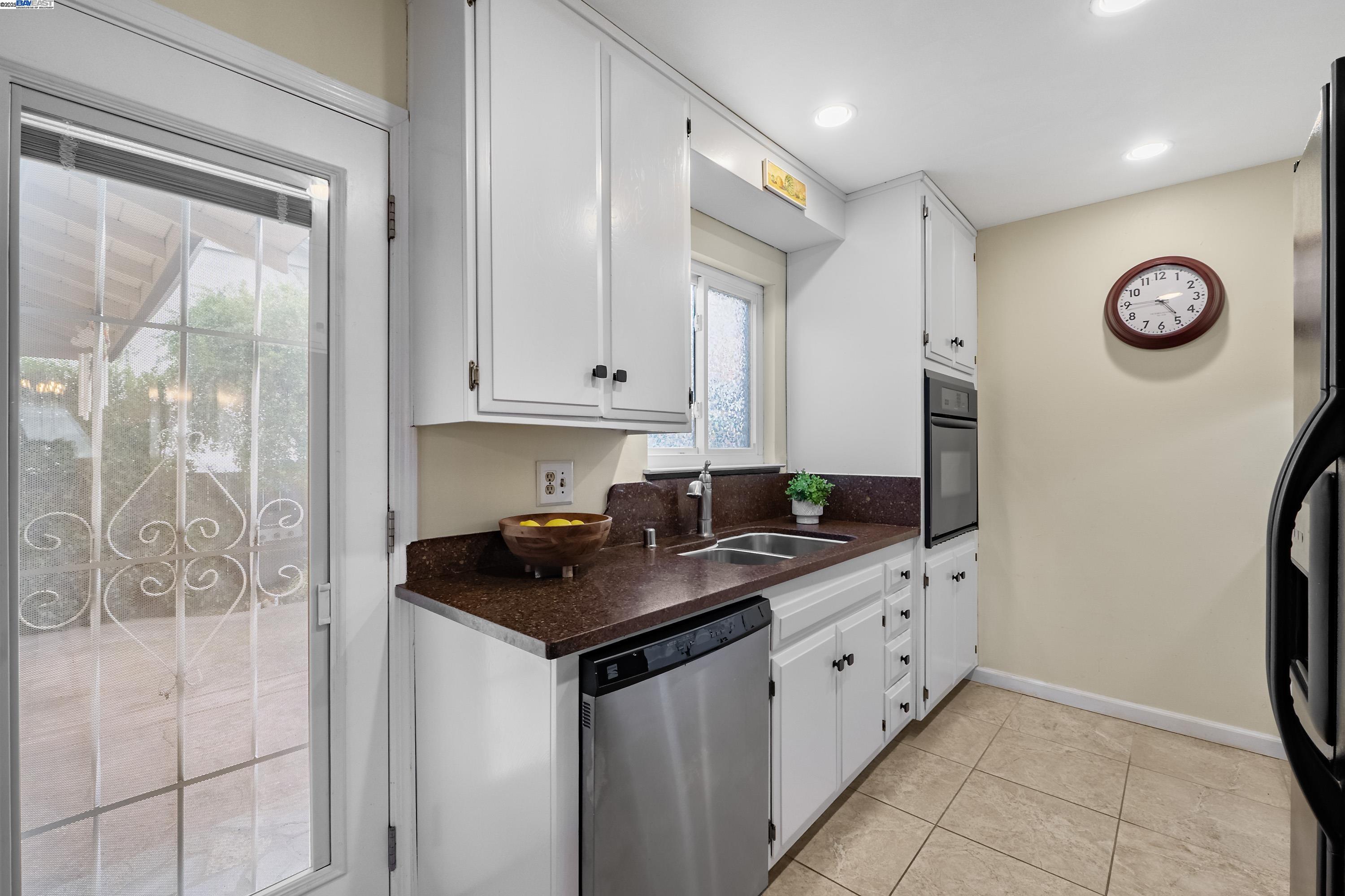 Detail Gallery Image 13 of 43 For 7476 Brookdale Ct, Dublin,  CA 94568 - 3 Beds | 2 Baths