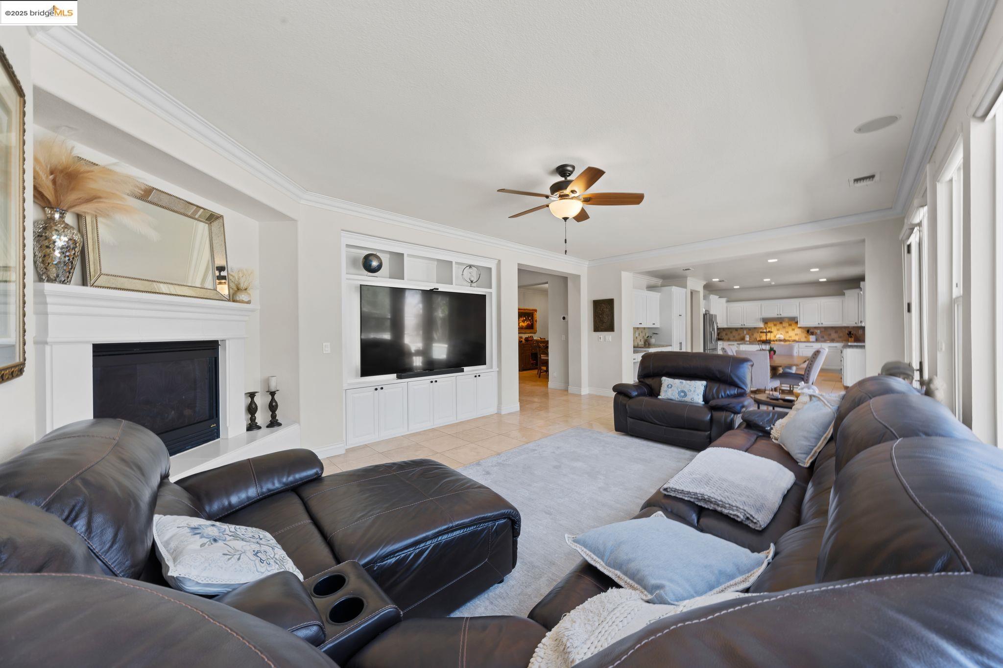 Detail Gallery Image 14 of 44 For 6900 New Melones Cir, Discovery Bay,  CA 94505 - 5 Beds | 4 Baths