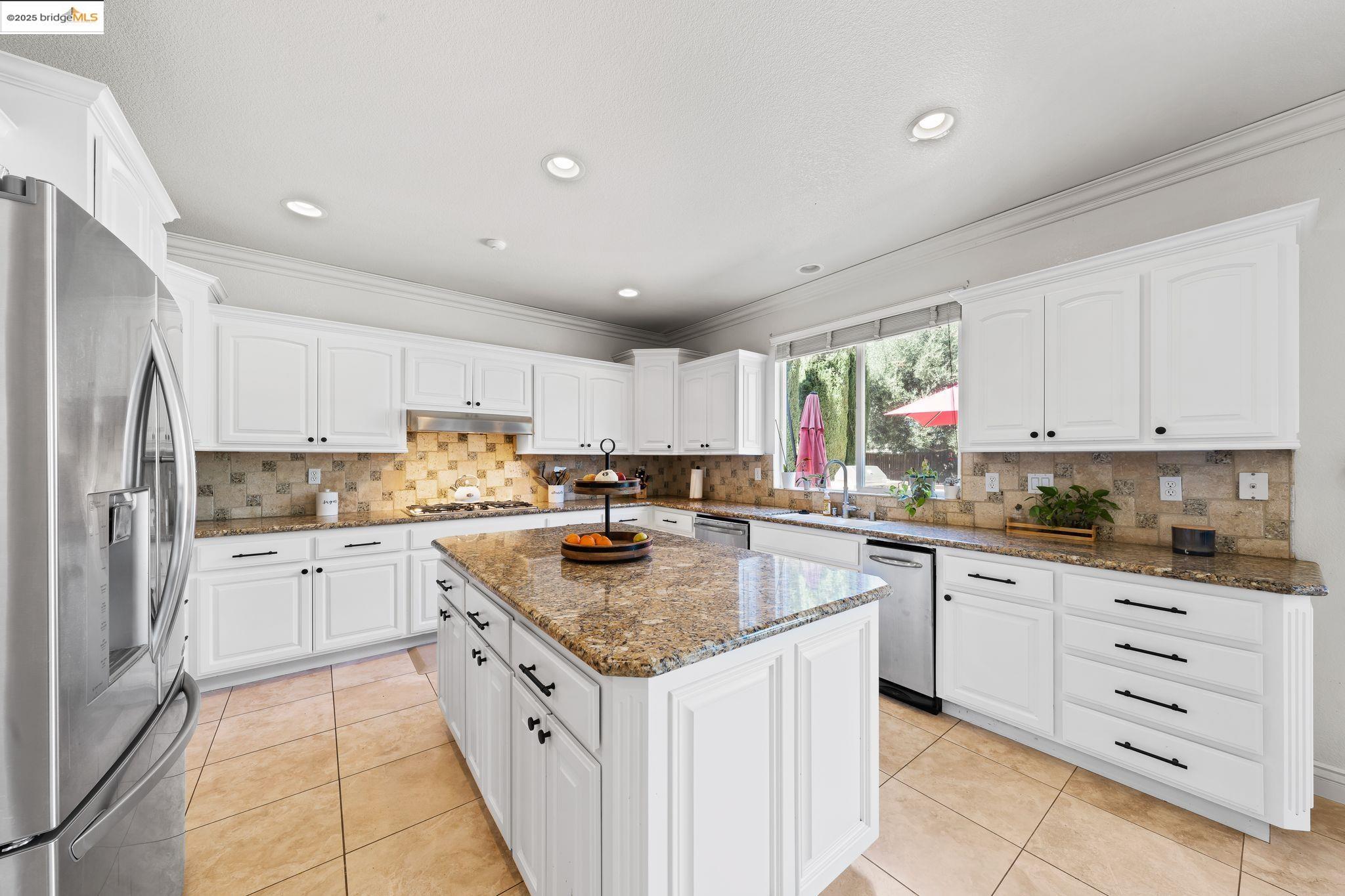 Detail Gallery Image 17 of 44 For 6900 New Melones Cir, Discovery Bay,  CA 94505 - 5 Beds | 4 Baths