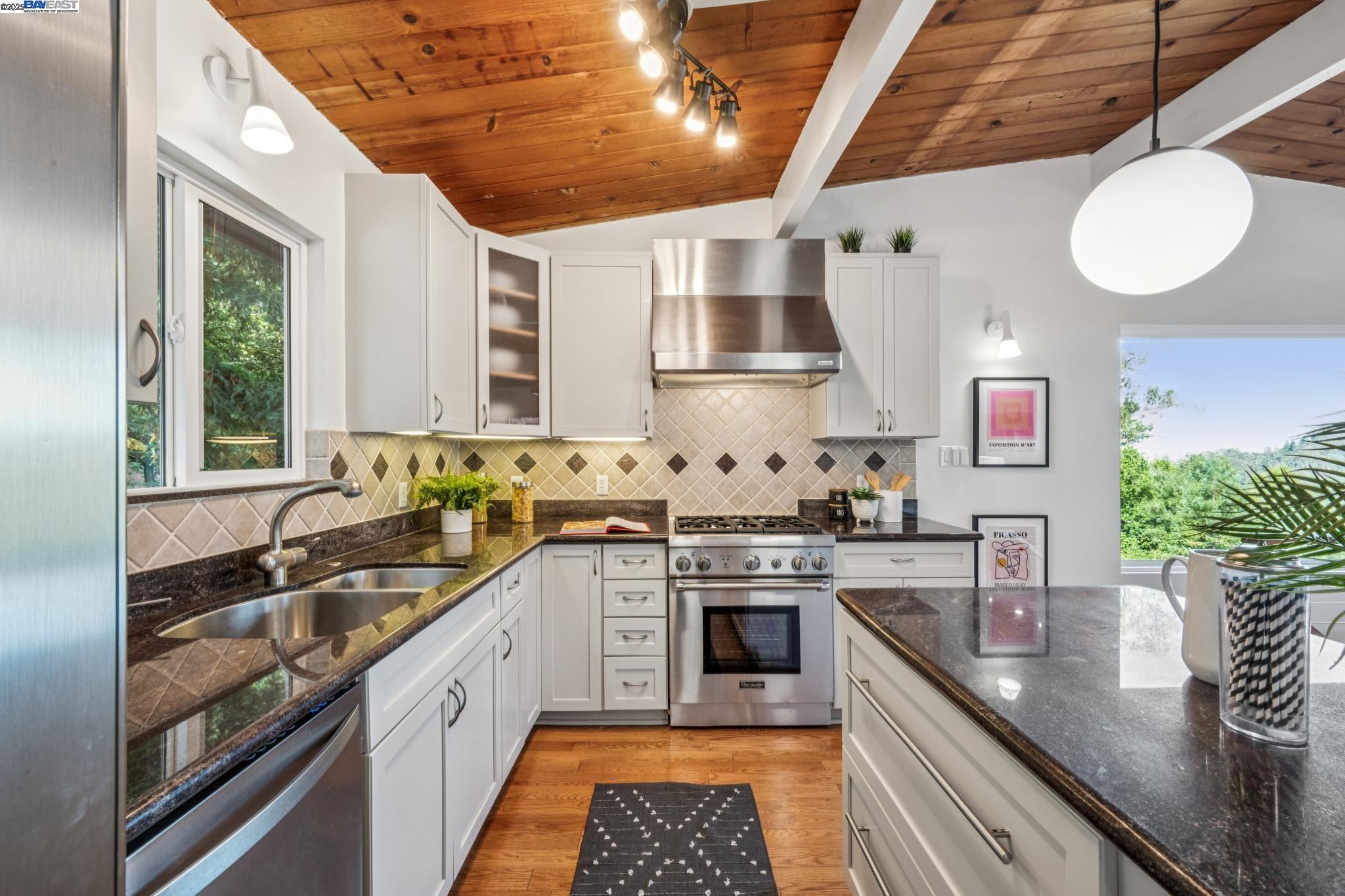 Detail Gallery Image 11 of 46 For 7249 Wild Currant Way, Oakland,  CA 94611 - 3 Beds | 3 Baths