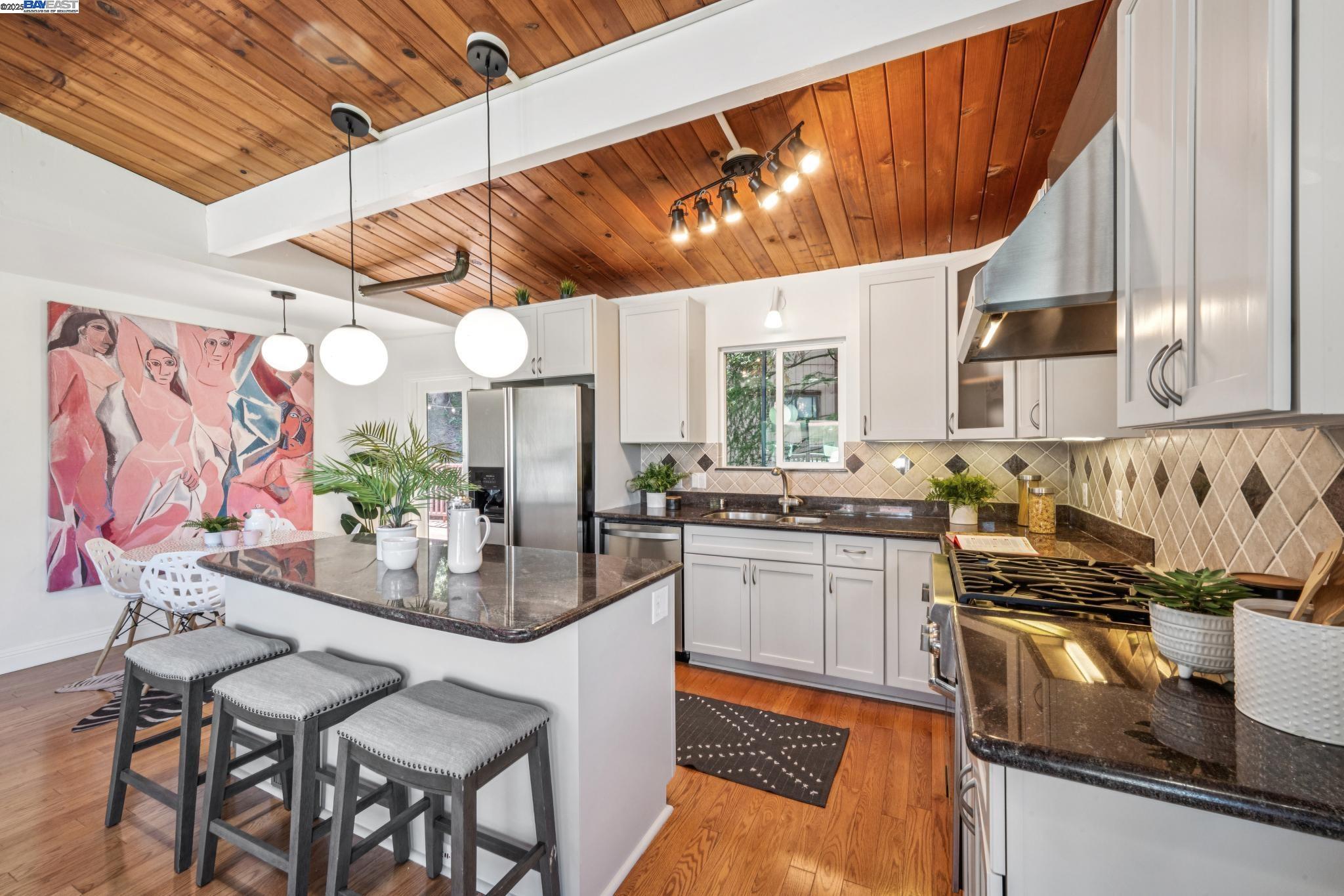 Detail Gallery Image 12 of 46 For 7249 Wild Currant Way, Oakland,  CA 94611 - 3 Beds | 3 Baths