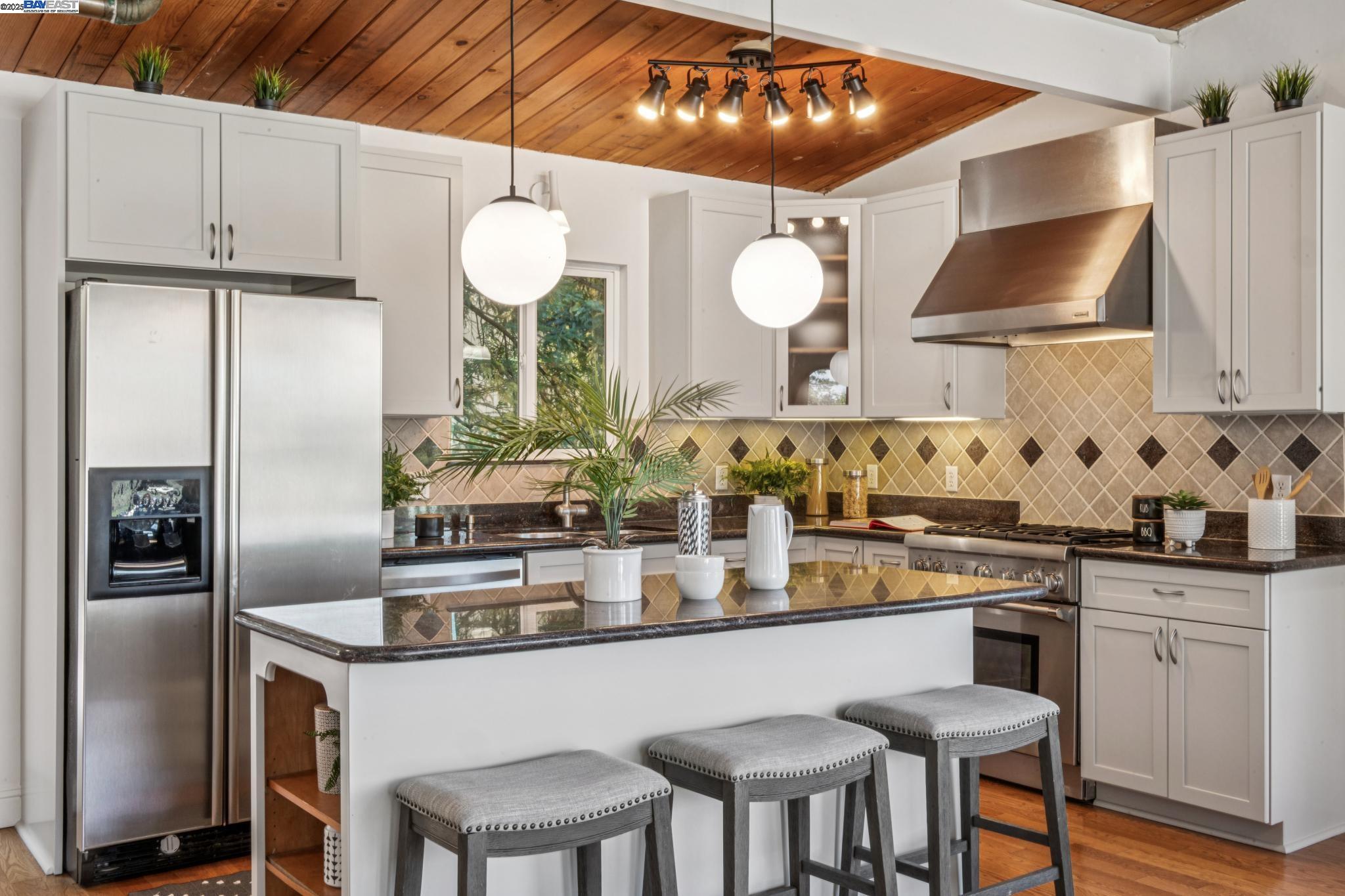 Detail Gallery Image 13 of 46 For 7249 Wild Currant Way, Oakland,  CA 94611 - 3 Beds | 3 Baths