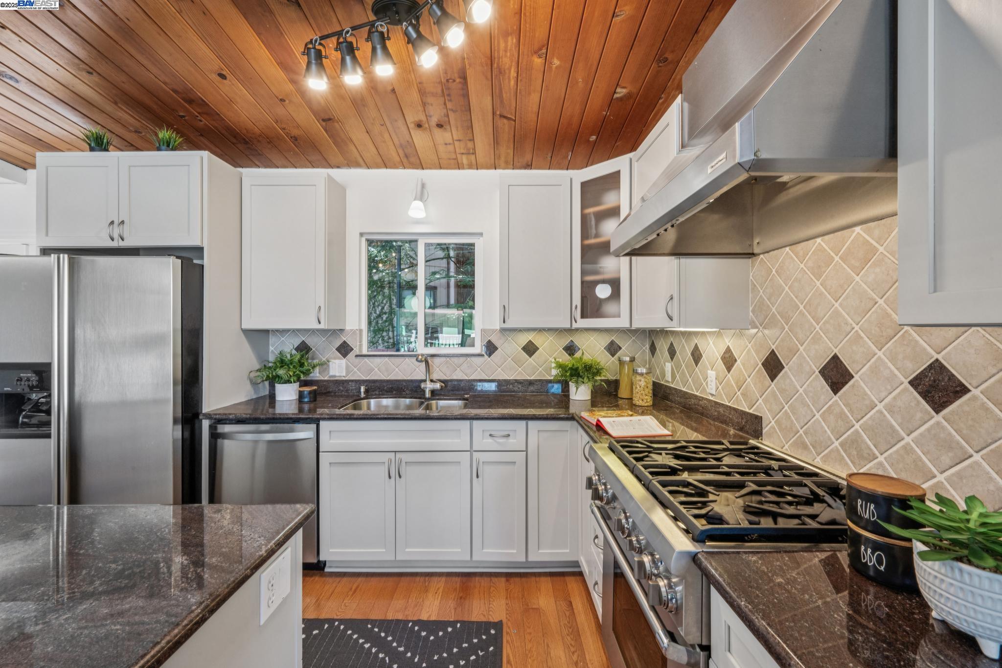 Detail Gallery Image 14 of 46 For 7249 Wild Currant Way, Oakland,  CA 94611 - 3 Beds | 3 Baths