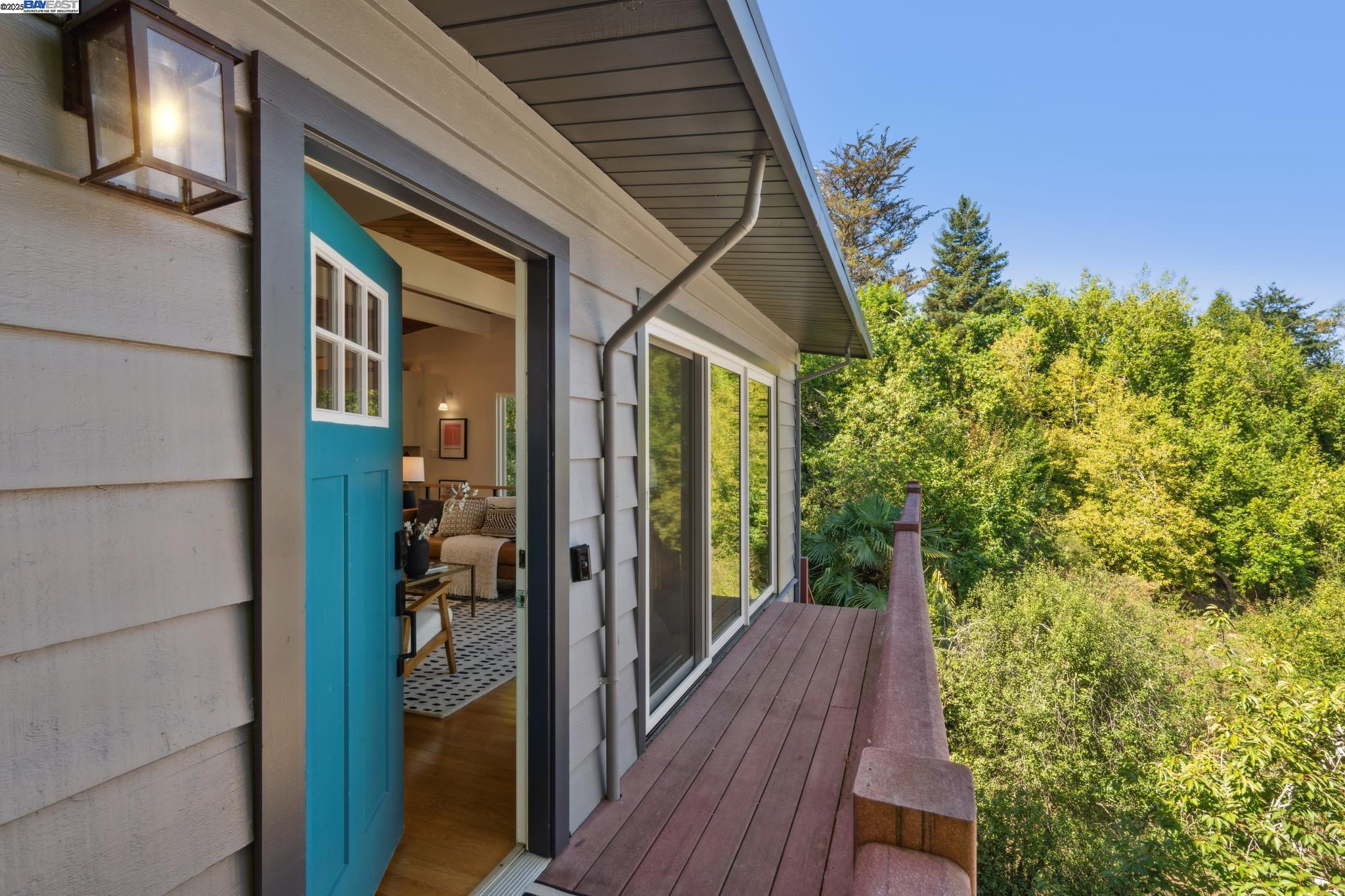 Detail Gallery Image 4 of 46 For 7249 Wild Currant Way, Oakland,  CA 94611 - 3 Beds | 3 Baths