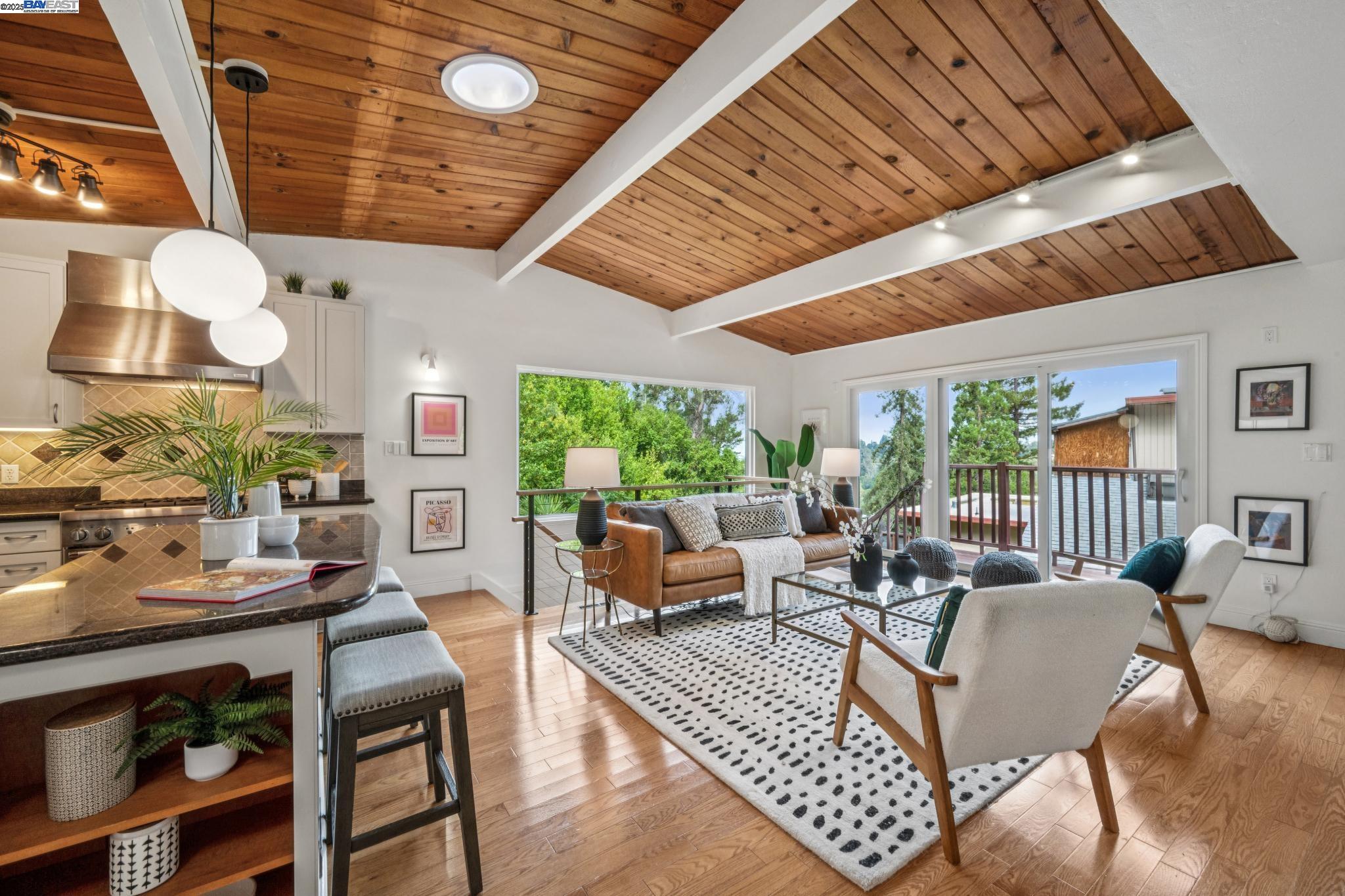 Detail Gallery Image 8 of 46 For 7249 Wild Currant Way, Oakland,  CA 94611 - 3 Beds | 3 Baths