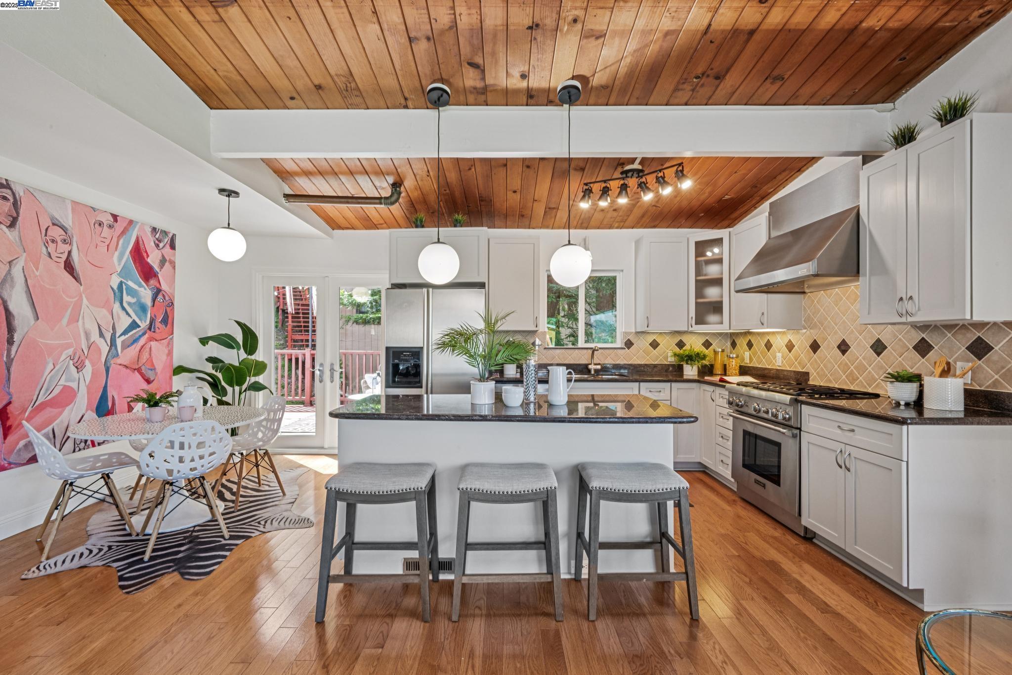 Detail Gallery Image 9 of 46 For 7249 Wild Currant Way, Oakland,  CA 94611 - 3 Beds | 3 Baths