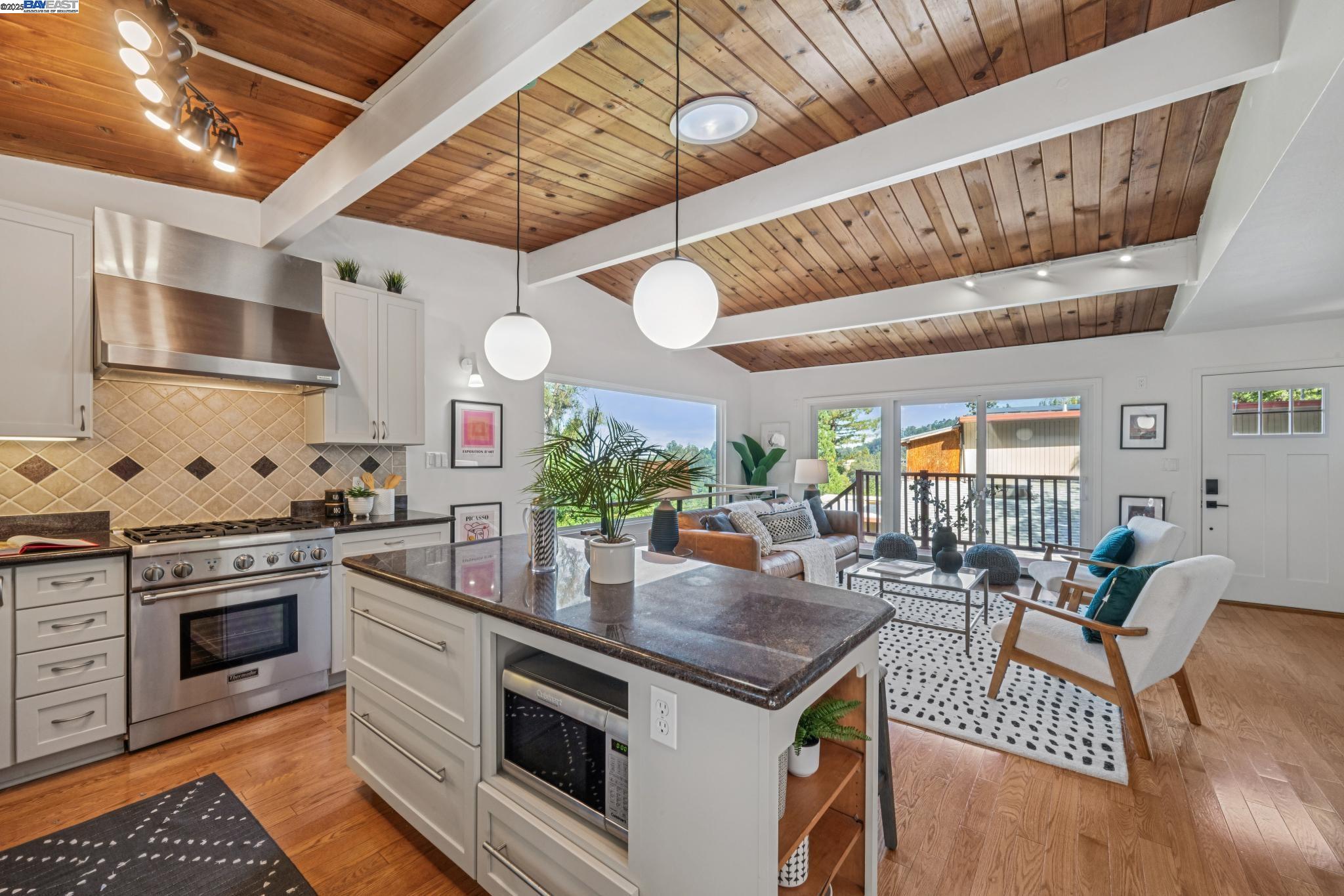 Detail Gallery Image 10 of 46 For 7249 Wild Currant Way, Oakland,  CA 94611 - 3 Beds | 3 Baths