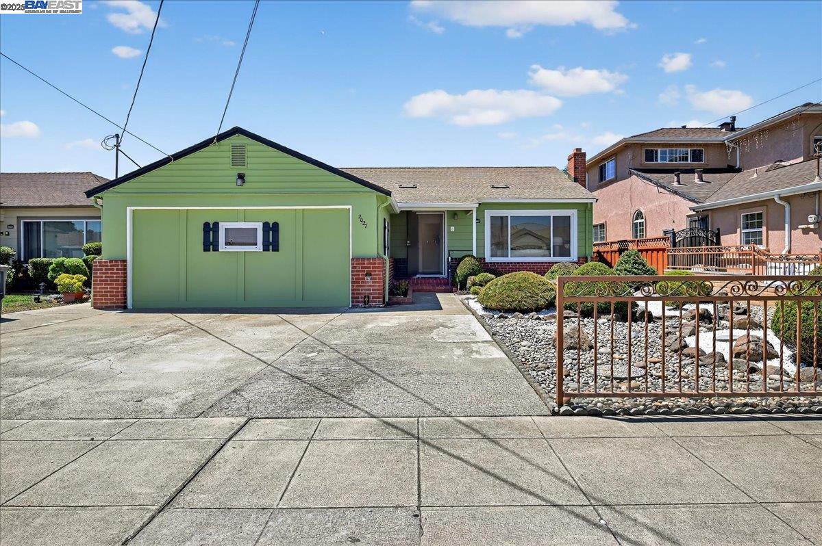 Detail Gallery Image 2 of 41 For 2027 Pacific Ave, San Leandro,  CA 94577 - 3 Beds | 2 Baths