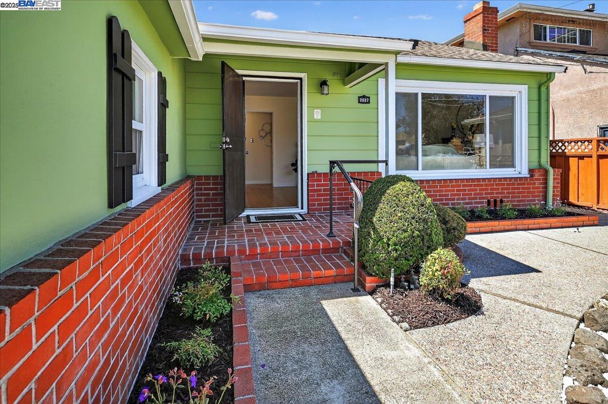 Detail Gallery Image 3 of 41 For 2027 Pacific Ave, San Leandro,  CA 94577 - 3 Beds | 2 Baths