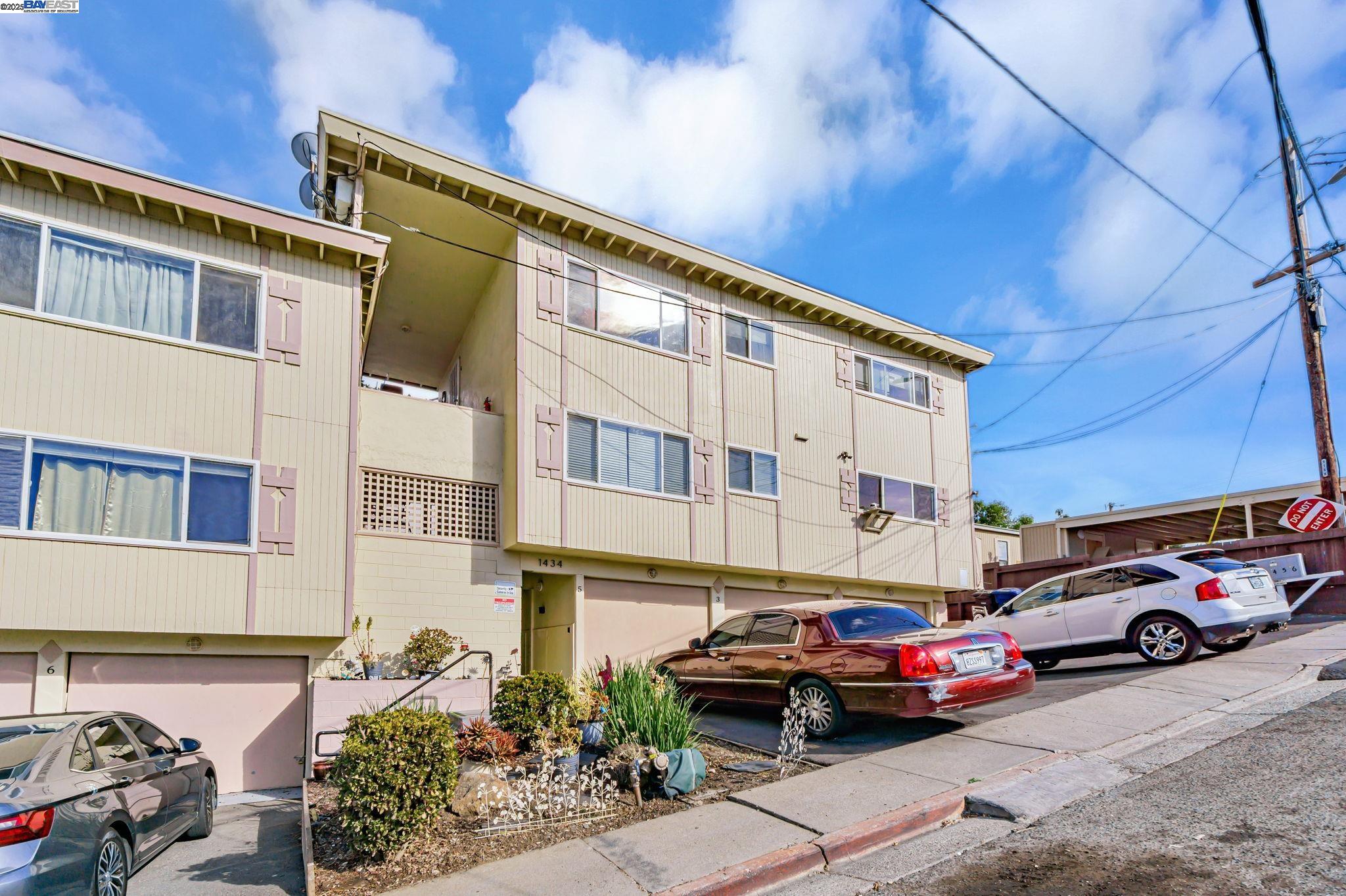 Detail Gallery Image 3 of 32 For 1434 Loeffler Ln #3,  Concord,  CA 94521 - 2 Beds | 1 Baths
