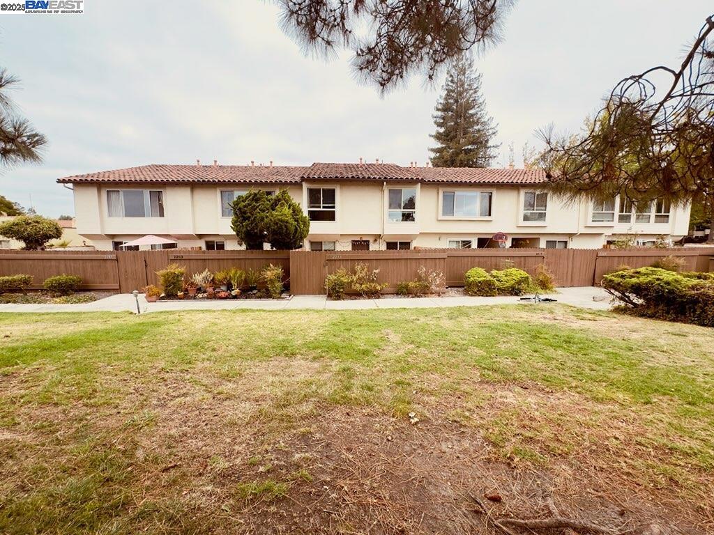 Detail Gallery Image 1 of 3 For 2253 Kalenda Cmn, Fremont,  CA 94539 - 3 Beds | 2 Baths