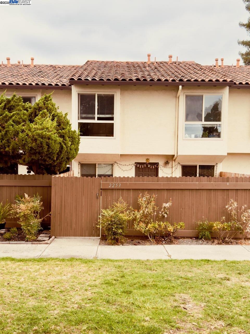 Detail Gallery Image 2 of 3 For 2253 Kalenda Cmn, Fremont,  CA 94539 - 3 Beds | 2 Baths