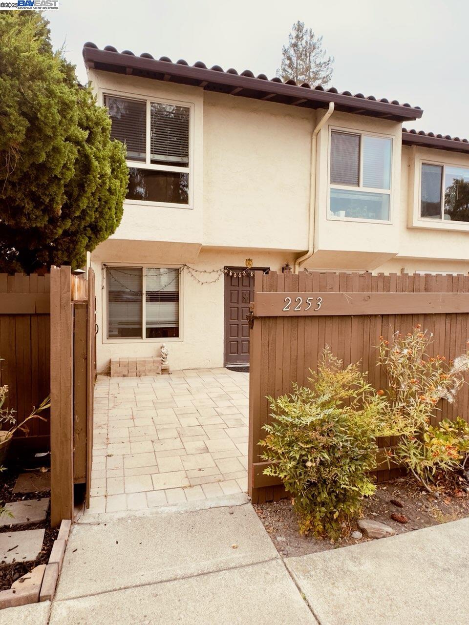Detail Gallery Image 3 of 3 For 2253 Kalenda Cmn, Fremont,  CA 94539 - 3 Beds | 2 Baths