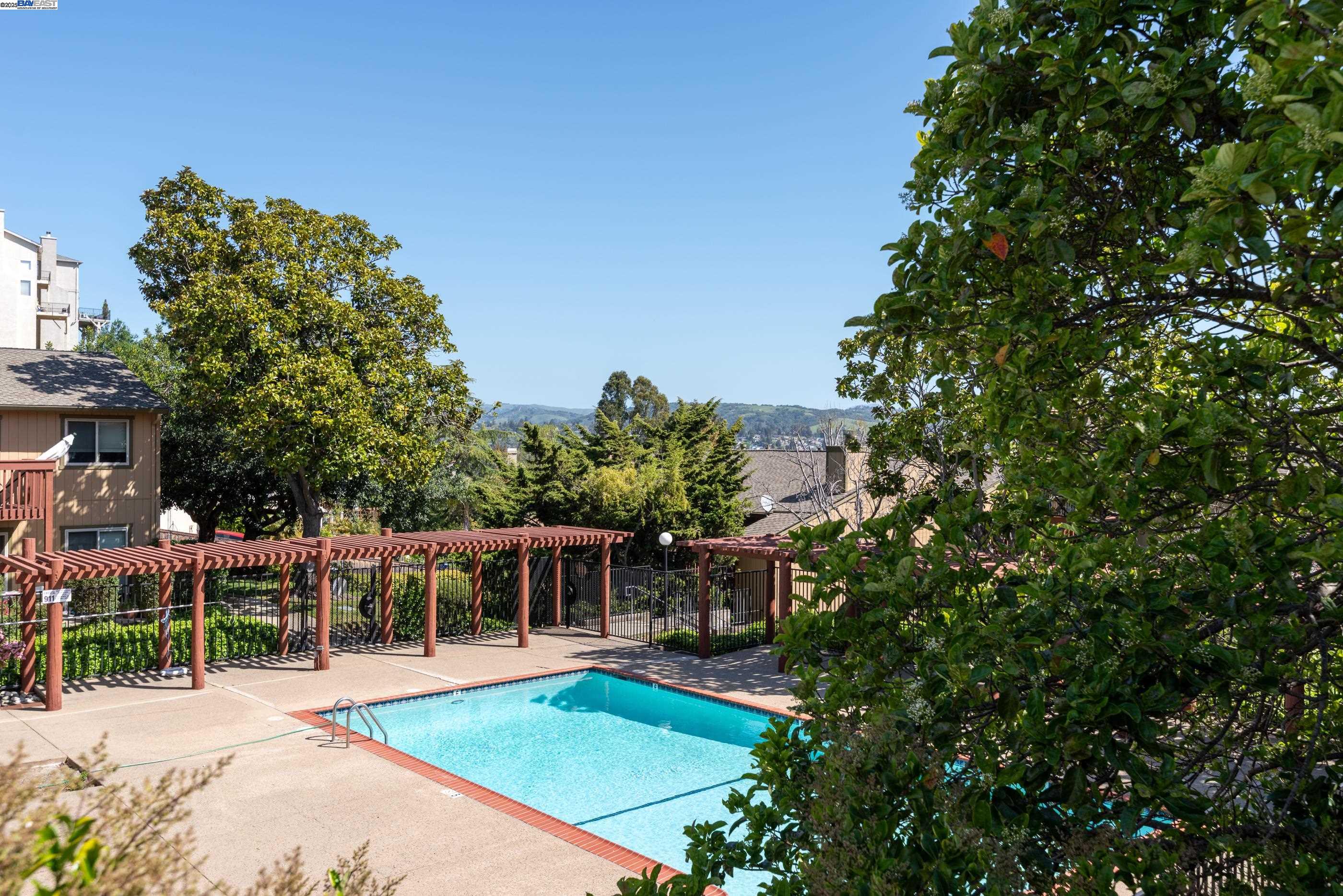 Detail Gallery Image 22 of 24 For 20111 W Ridge Ct #12,  Castro Valley,  CA 94546 - 2 Beds | 2/1 Baths