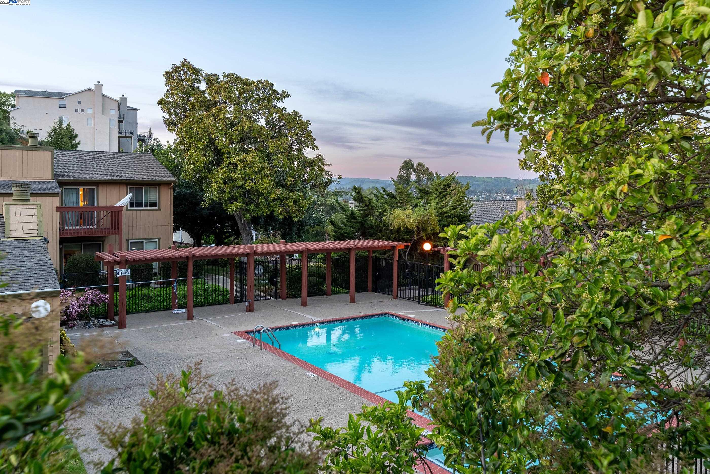 Detail Gallery Image 23 of 24 For 20111 W Ridge Ct #12,  Castro Valley,  CA 94546 - 2 Beds | 2/1 Baths