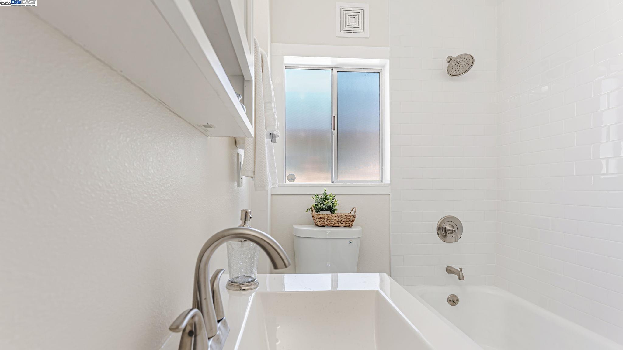Detail Gallery Image 16 of 23 For 2827 Bartlett St, Oakland,  CA 94602 - 3 Beds | 1 Baths