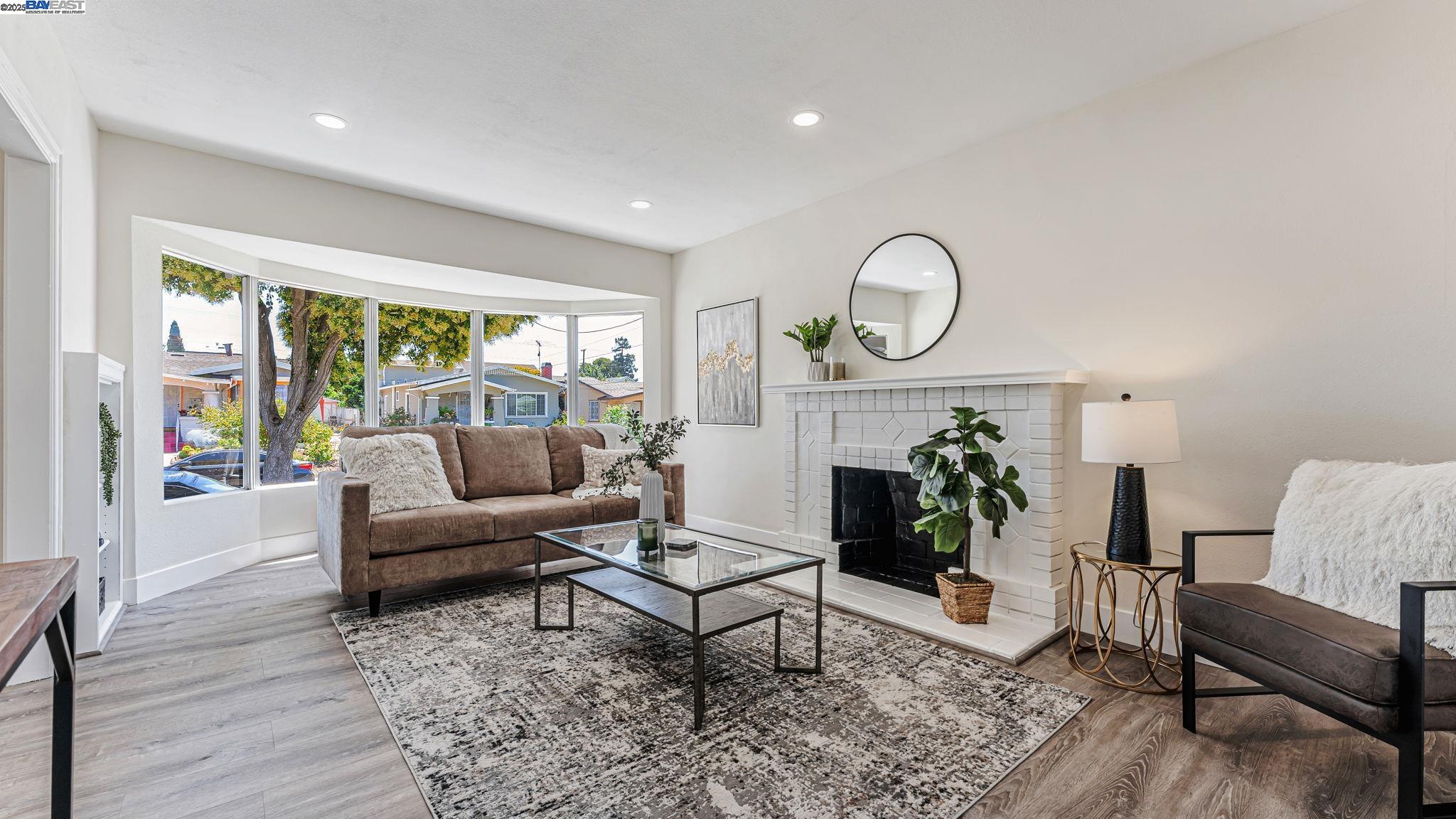 Detail Gallery Image 3 of 23 For 2827 Bartlett St, Oakland,  CA 94602 - 3 Beds | 1 Baths