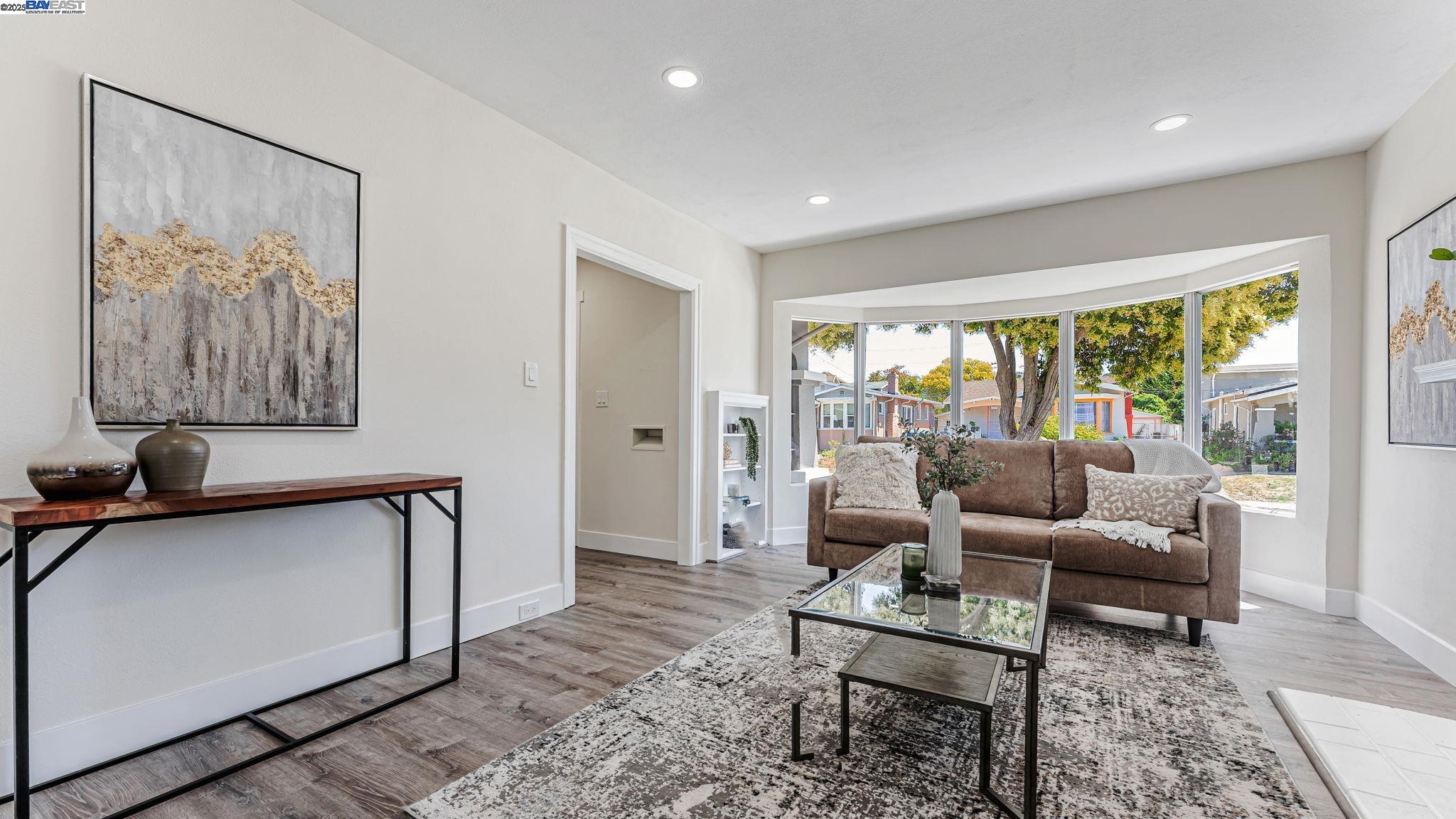 Detail Gallery Image 4 of 23 For 2827 Bartlett St, Oakland,  CA 94602 - 3 Beds | 1 Baths